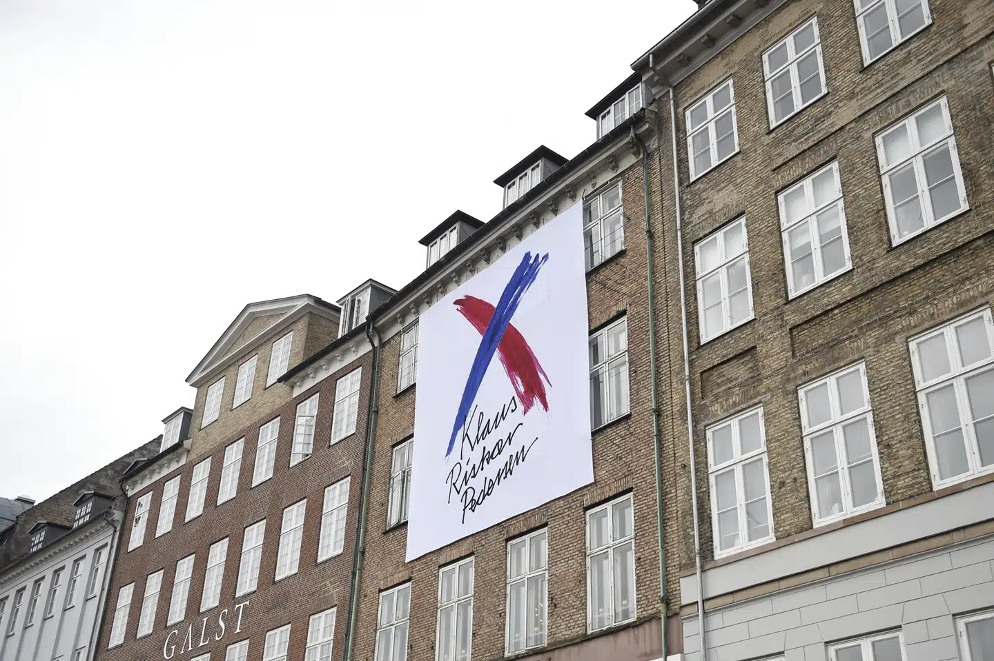 To dage før plakater kan hænges op i hele landet får Københavnerne den første valgplakat fra Partiet Klaus Riskær Pedersen. Liselotte Sabroe/Ritzau Scanpix
