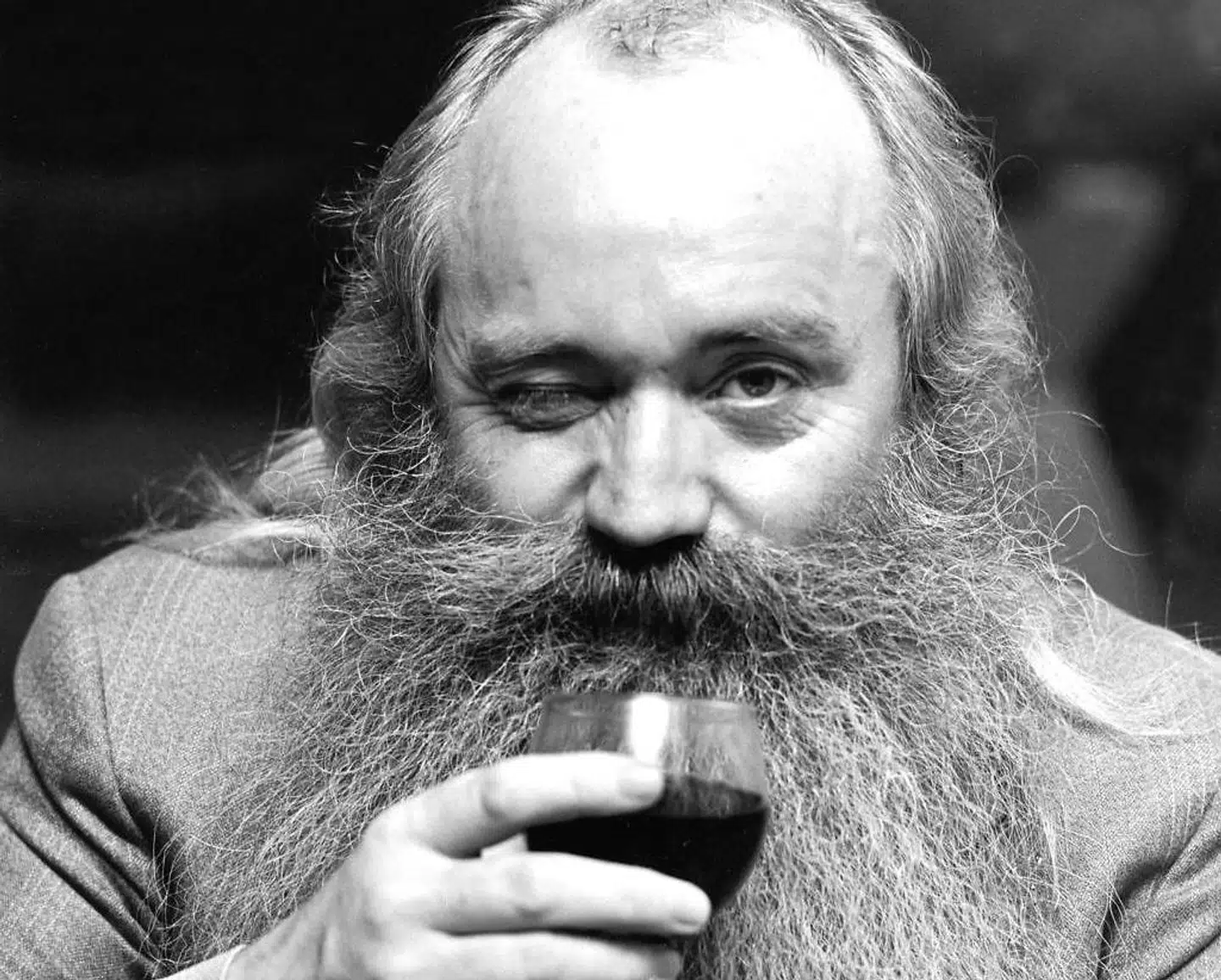 Ud over altid at bebrejde sin søn, at han ikke var blevet inden for staten, benyttede Emma Spies også enhver lejlighed til at kritisere sin søns skæg.