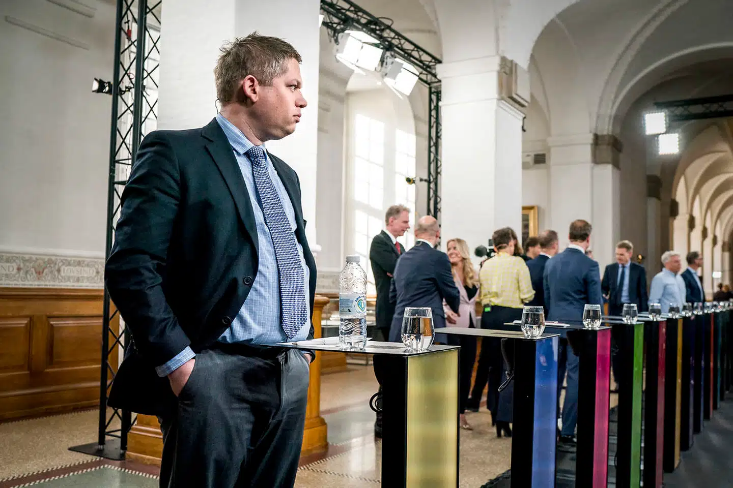 Rasmus Paludan fra Stram Kurs kort før start på valgets første partilederrunde.