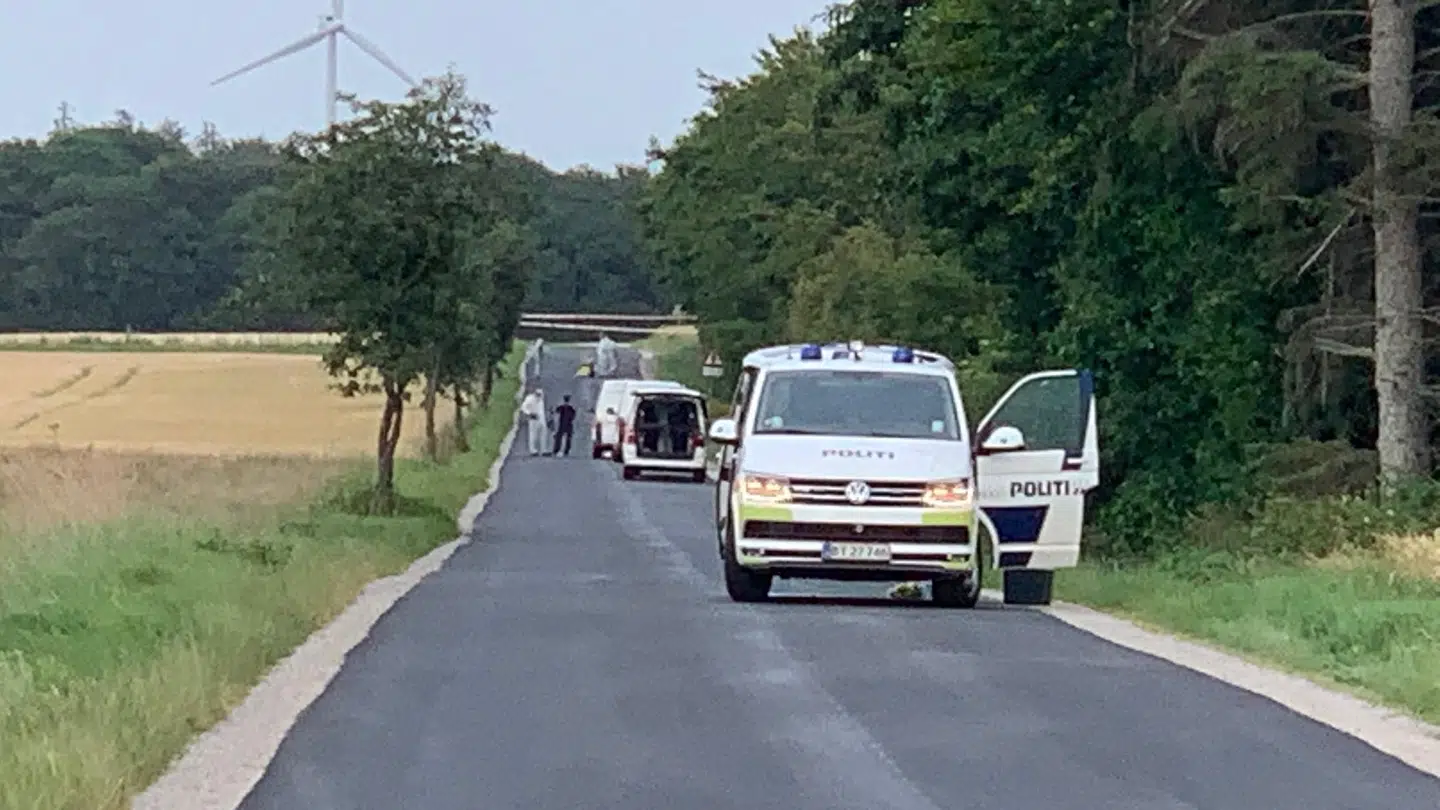 Politiet var torsdag aften talstærkt til stede ved et skovområde nær byen Gassum på Djursland. Nu oplyser man, at Frank Dan Nørgaard Jørgensens lig er fundet netop dér. Foto: Presse-fotos