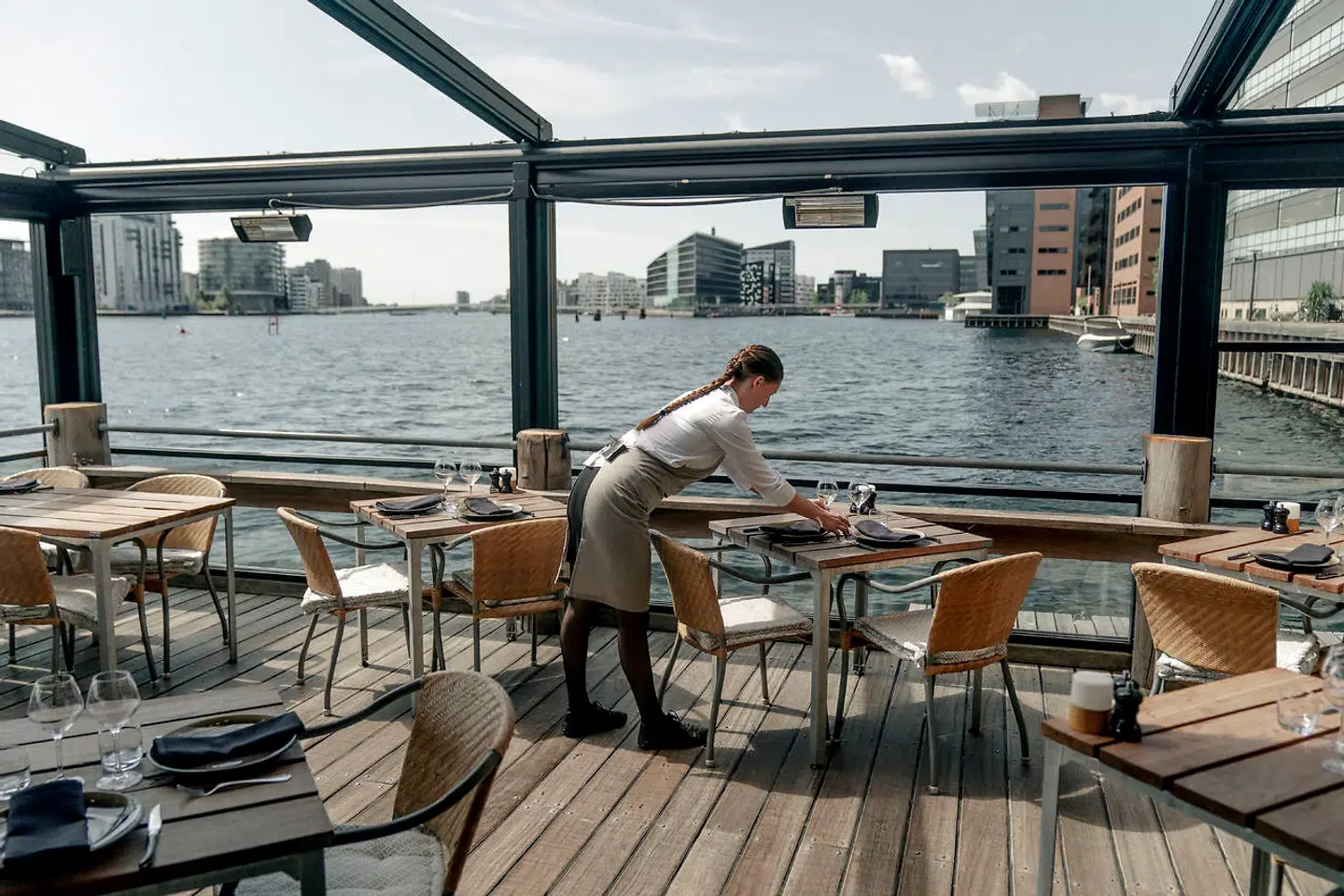 Man kan diskutere indretningen, men kan du lide at sidde ved, ja, faktisk på vandet, og spise godt til rimelige penge, så er Hey Ida et godt bud.