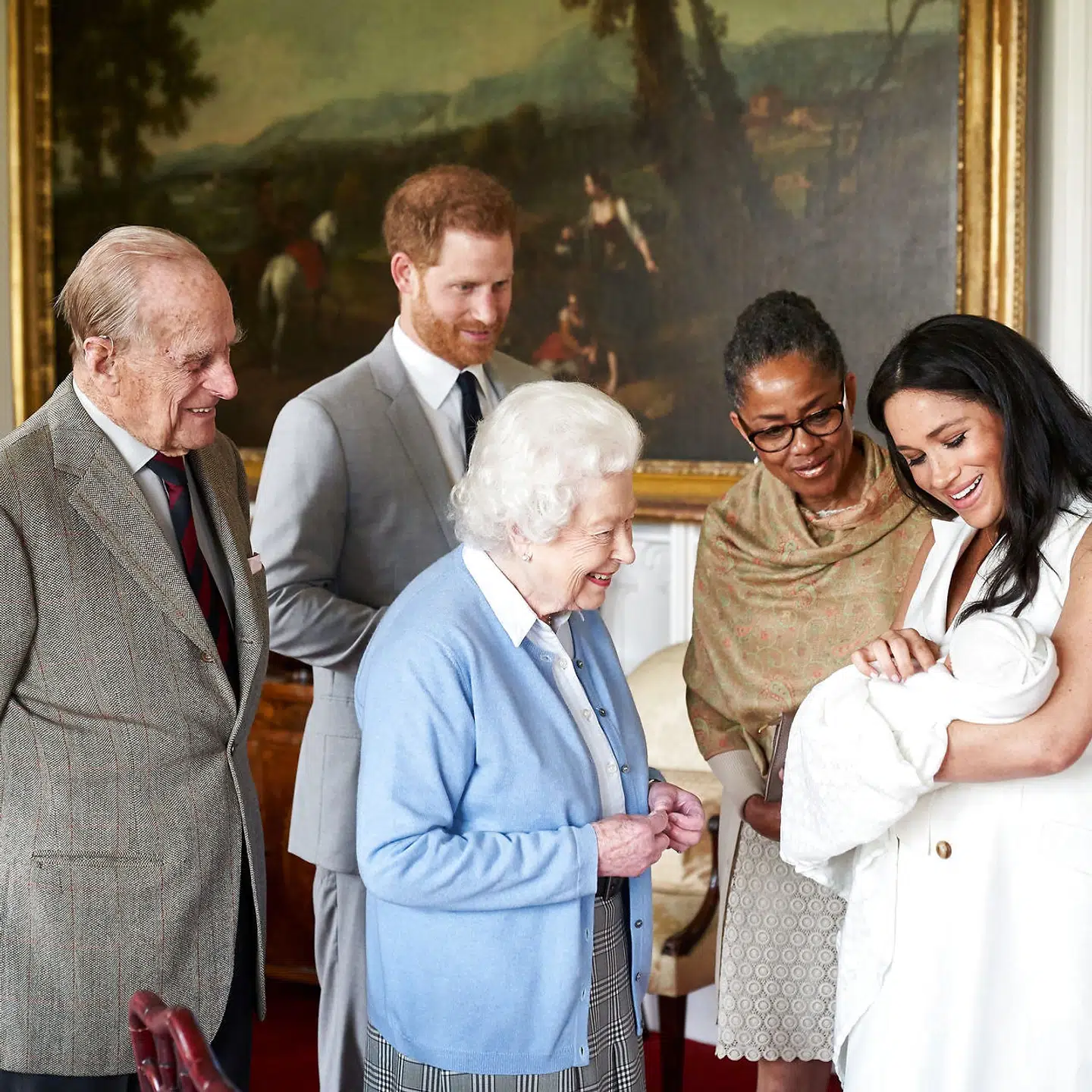 Prins Harry og hertuginde Meghans lille søn møder sin mormor, Doria Raglan, oldemor dronning Elizabeth og oldefar prins Philip.