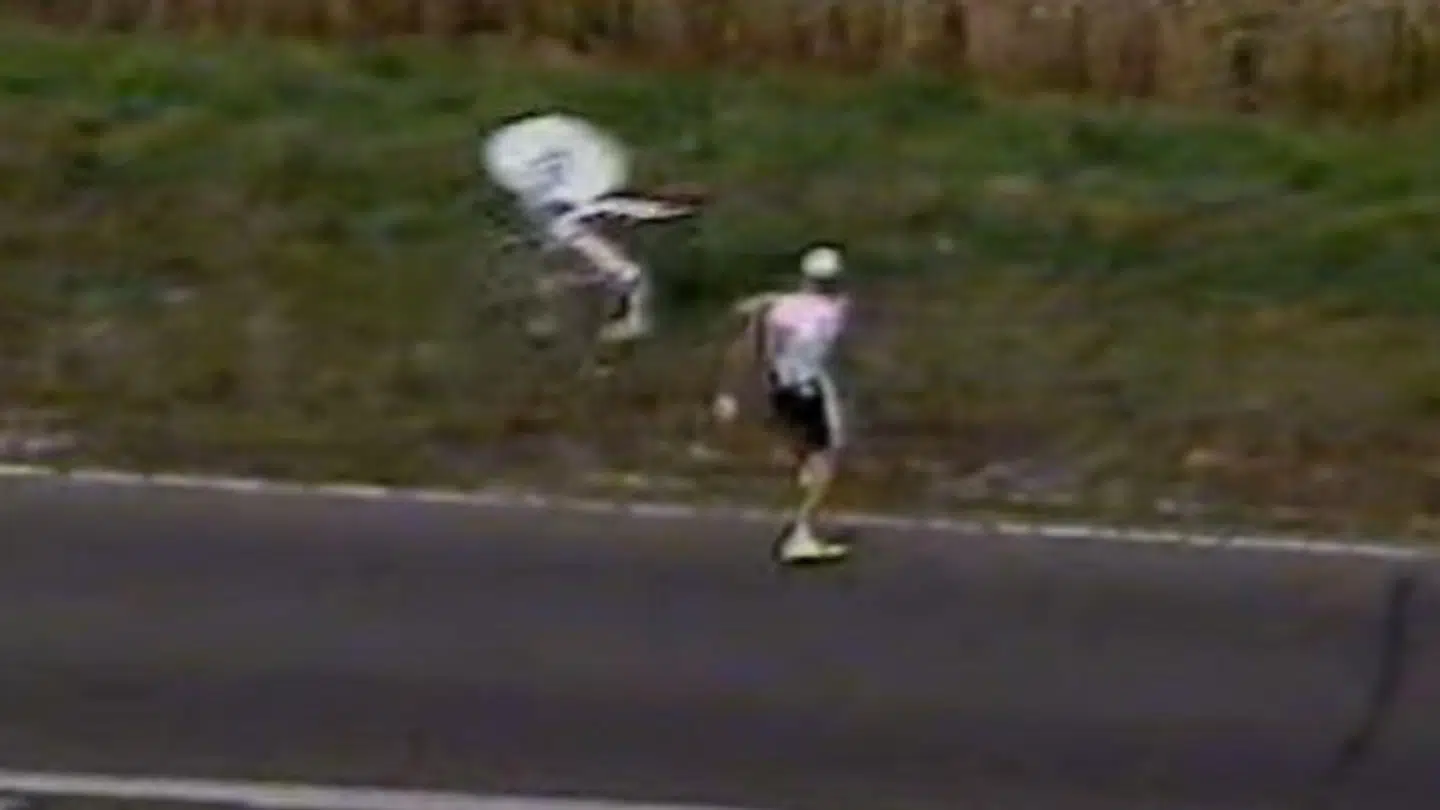 Bjarne Riis kaster sin cykel til 400.000 kroner i grøften.