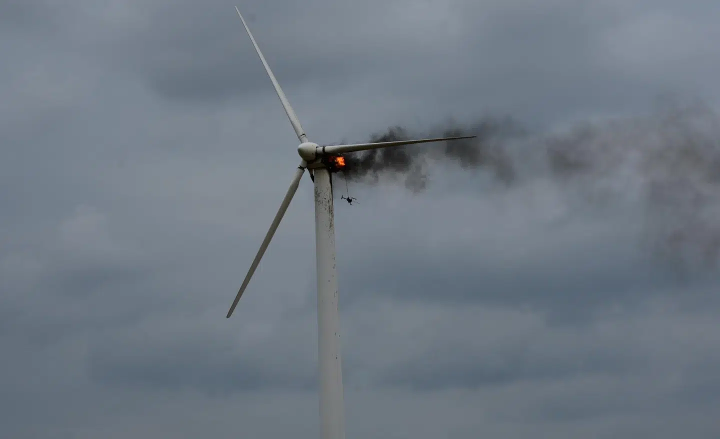 Brandvæsenet forsøger at slukke branden.