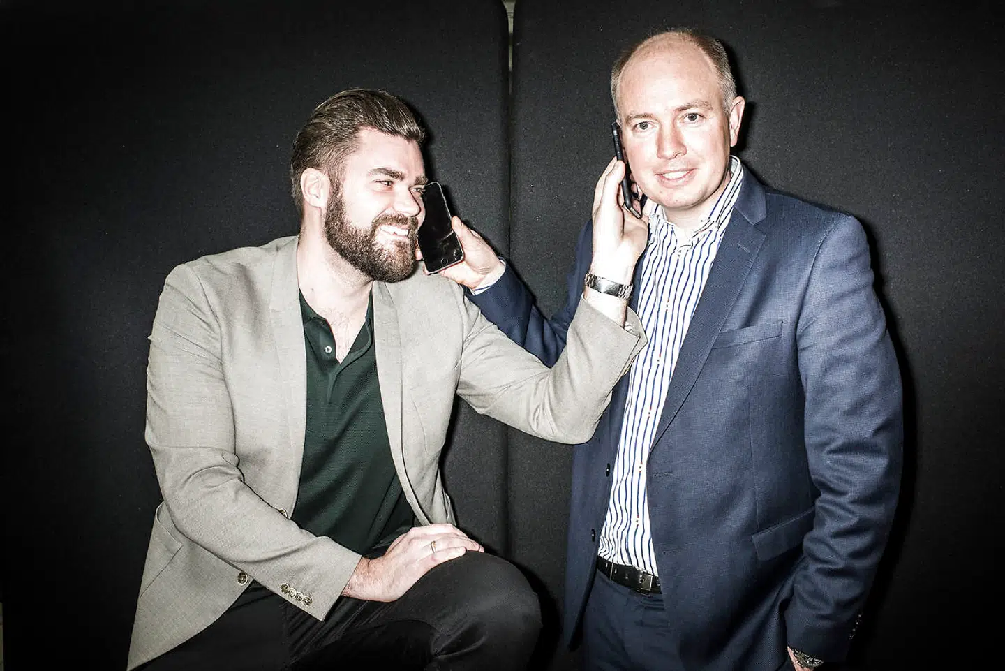 Peter Mægbæk (th.) og Morten Strunge (tv.) solgte senest Plenti til TDC for 74 millioner kroner i 2017. Peter Mægbæk har tidligere været med til at starte og sælge Fullrate. Morten Strunge startede Onfone og solgte det til TDC. Nu forsøger Peter Mægbæk sig med bredbåndsfirmaet Fastspeed.