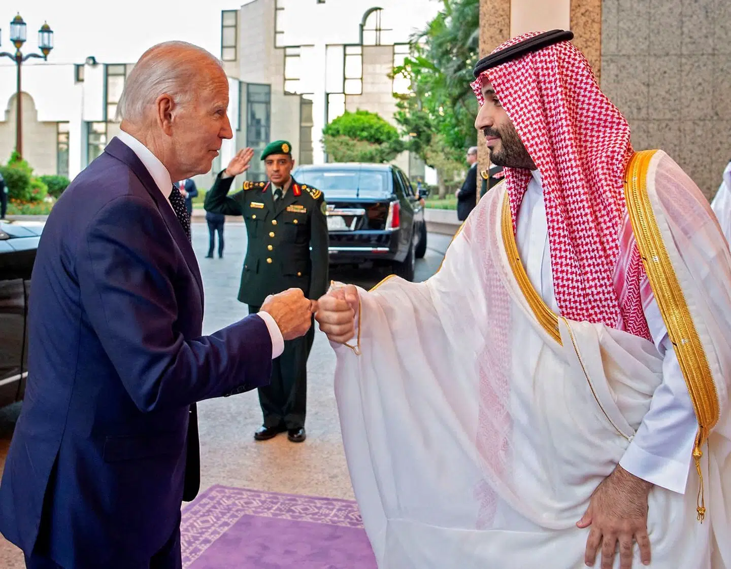 15. juli rejste USAs præsident, Joe Biden, til Saudi-Arabien for at mødes med Mohammed bin Salman, selvom han havde forsvoret at gøre den saudiarabiske kronprins til en paria. Han undgik et ydmygende håndtryk, men ikke et billede.