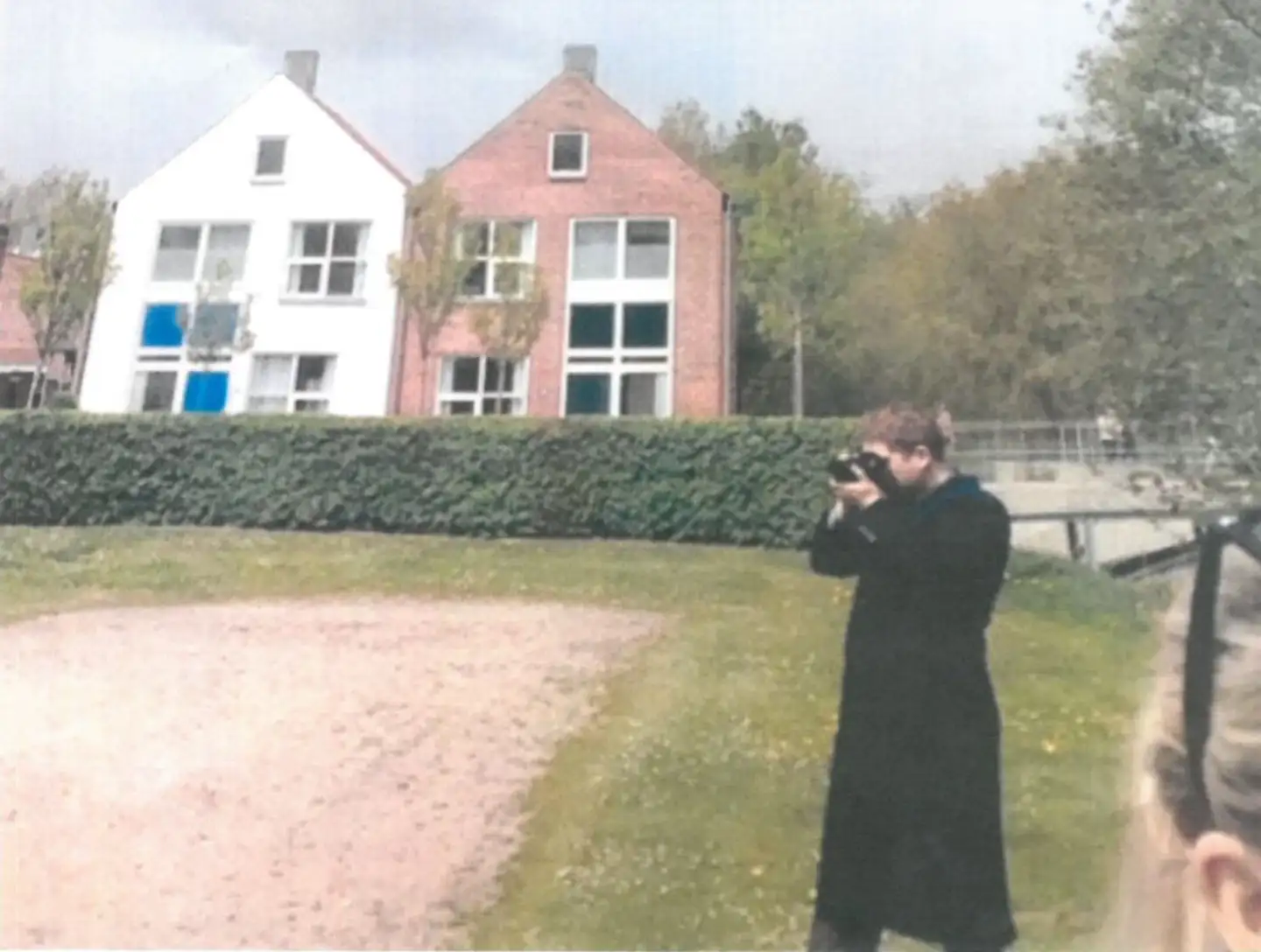 Rasmus Paludan mødte ved flere lejligheder frem i en medstuderendes hjemby, når den medstuderende rejste hjem til arrangementer med sine barndomskammerater eller forældre. Her er han mødt frem ved et sportsarrangement, som den medstuderende deltog i – ifølge Berlingskes oplysninger angiveligt i 2012.