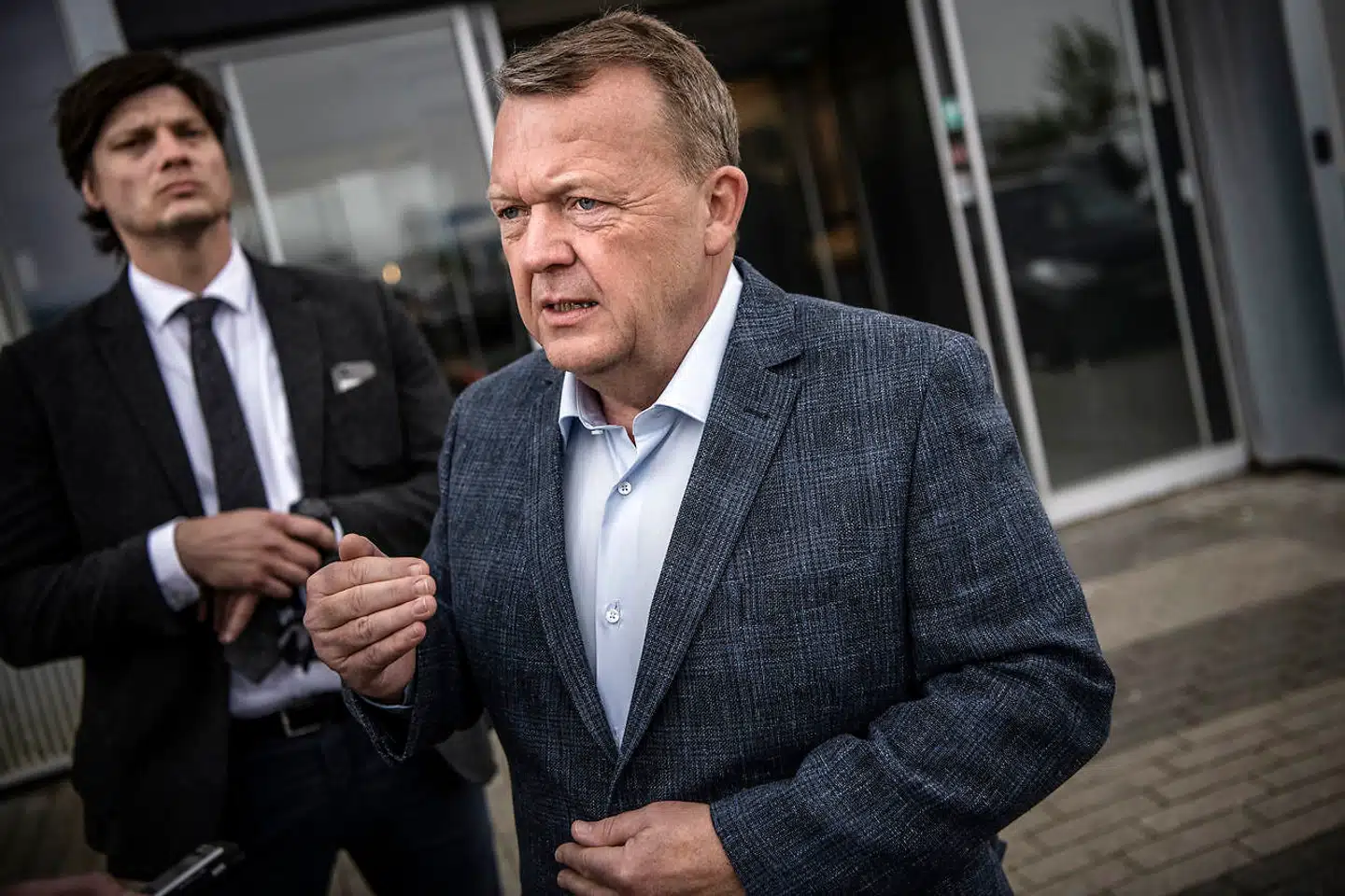 »Hvilke tanker gør han sig? Hvilke svære dilemmaer er han optaget af? Hvad mener han inderst inde om de politiske og personlige problemer, han har kæmpet med i de seneste fire år som regeringens leder? Og hvem bør tage de største og vigtigste beslutninger i den kommende valgperiode – fløjene eller den politiske midte?,« står der i pressemeddelelsen fra Politikens Forlag.