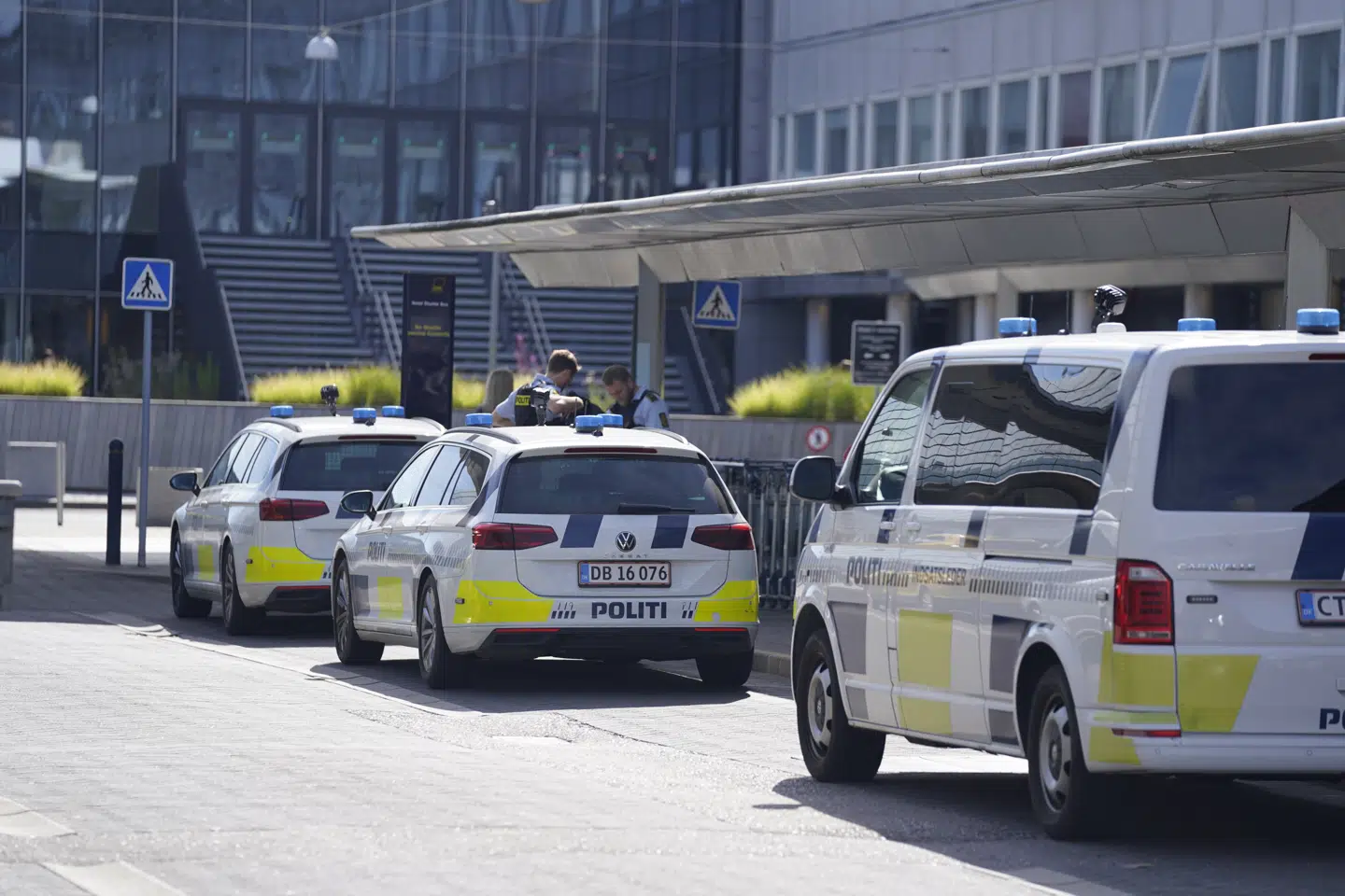 Politiet skal undersøge en taskes indhold i Terminal 2 i Københavns Lufthavn med bomberyddere og sprængstofhunde.