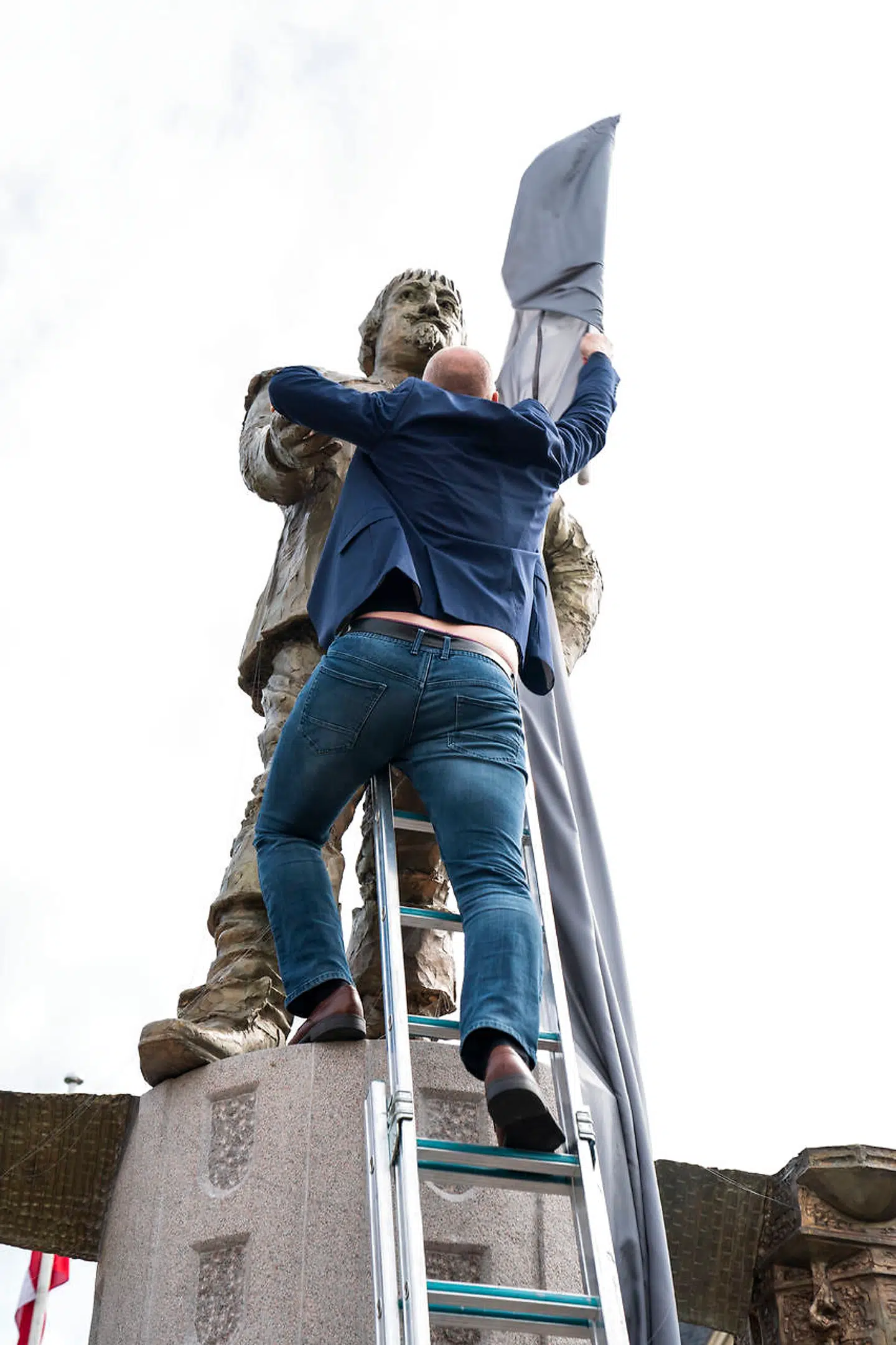 Indtil flere herrer satte livet på spil ved afsløringen af »Christian 4. som bygherre« og fik løst problemet. Foto: Martin Sylvest/Ritzau Scanpix