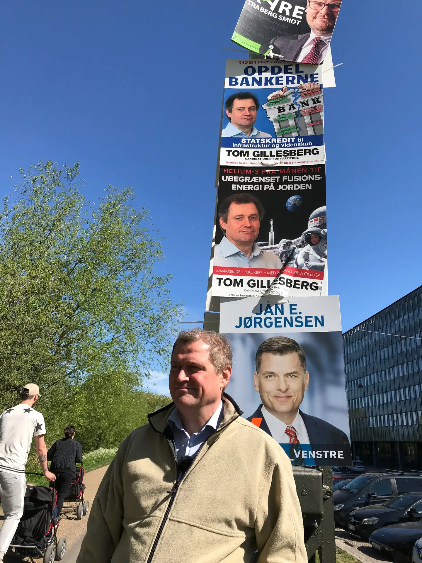 Tom Gillesberg har stillet op til folketing og kommunalvalg siden 2005 med plakater, der skiller sig noget ud i forhold til andre politikere.