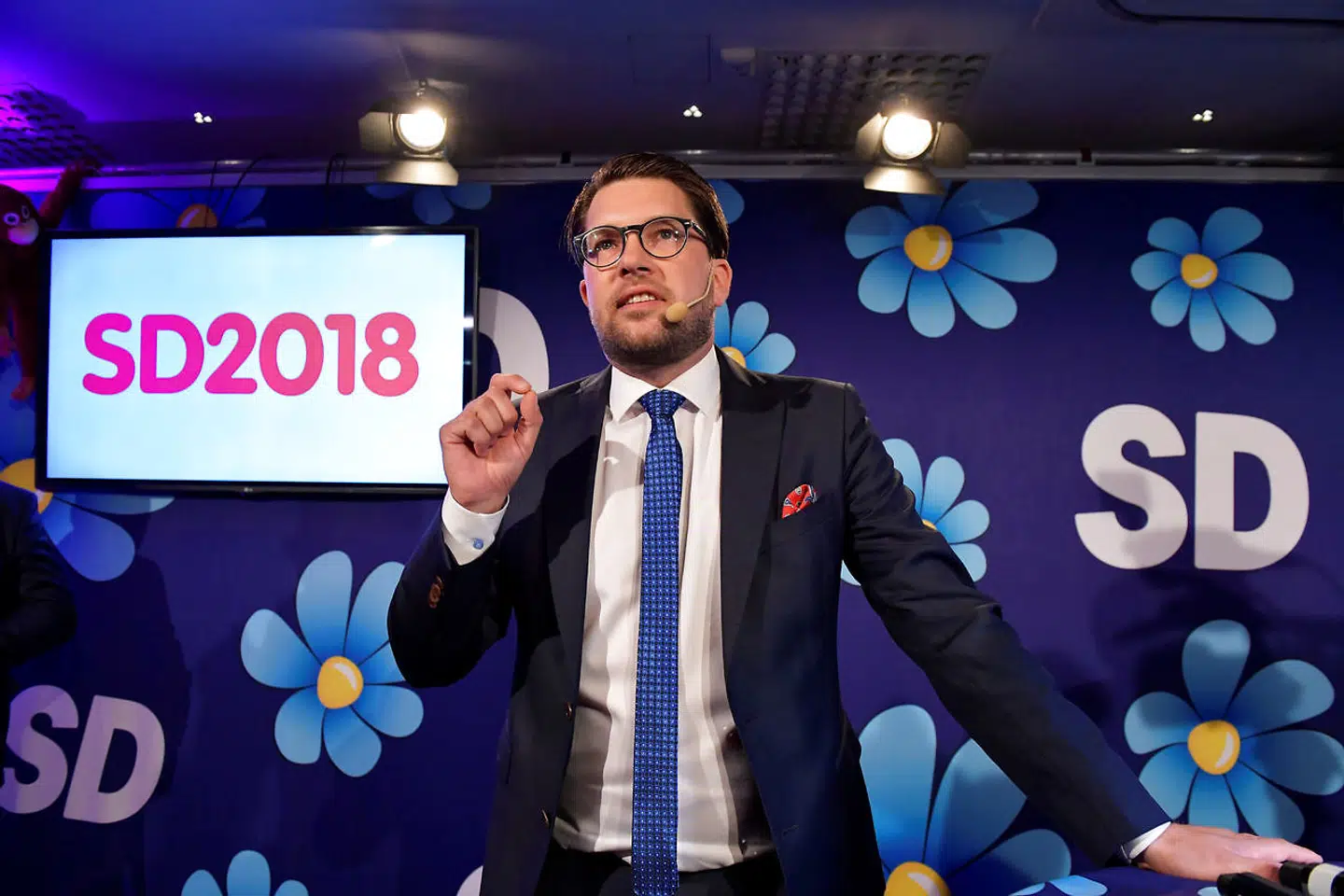 Jimmie Åkessons parti, Sverigedemokraterna, er blevet ramt af en skandale, blot en uge inden europaparlamentsvalget skal finde sted. Partiets spidskandidat til valget er blevet beskyldt for at have befamlet en kvindelig partifælle, og en anden europaparlamentskandidat er blevet ekskluderet for at have afsløret beskyldningerne.