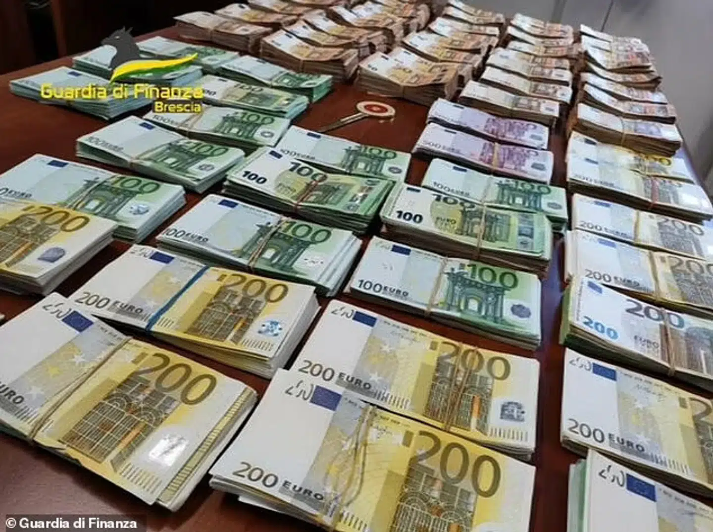 »Fattigdom« giver sig mange udtryk, blandt andet en formue i kontanter. Finanspolitiet stormede onsdag 11 italienske ejendomme tilhørende Putins italienske hofarkitekt og fandt kontanterne og andre rare sager. Det bekræfter endnu engang, at omgang med russiske penge kan have en fermenterende effekt på moralen.