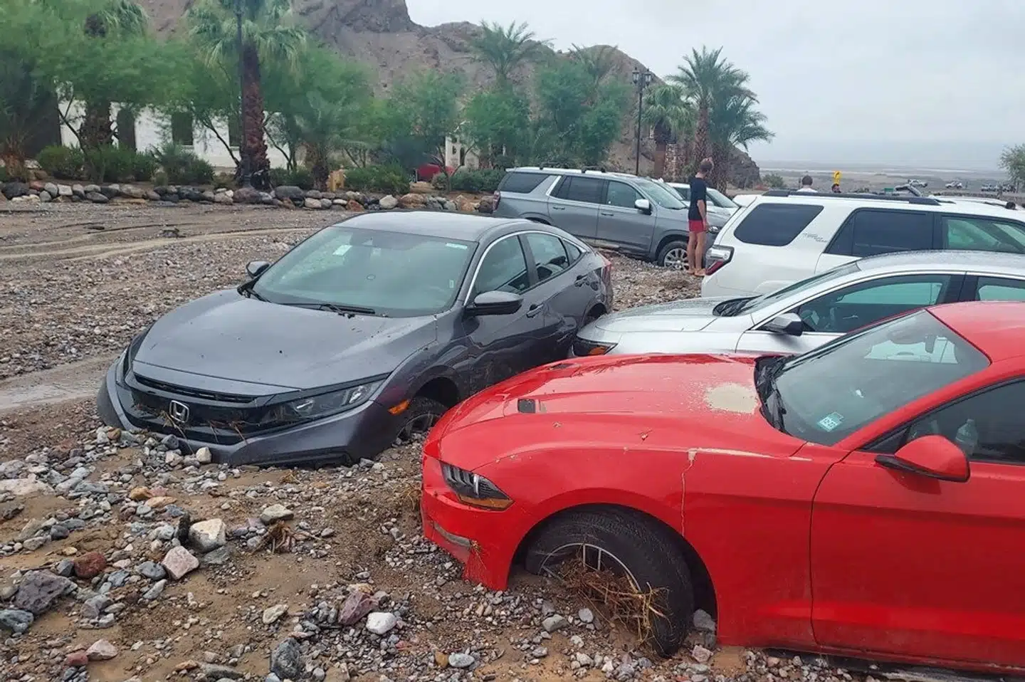 Adskillige biler sidder fast ved hotellet The Inn i Death Valley, og veje ud af området er spærret. National Park Service/Reuters