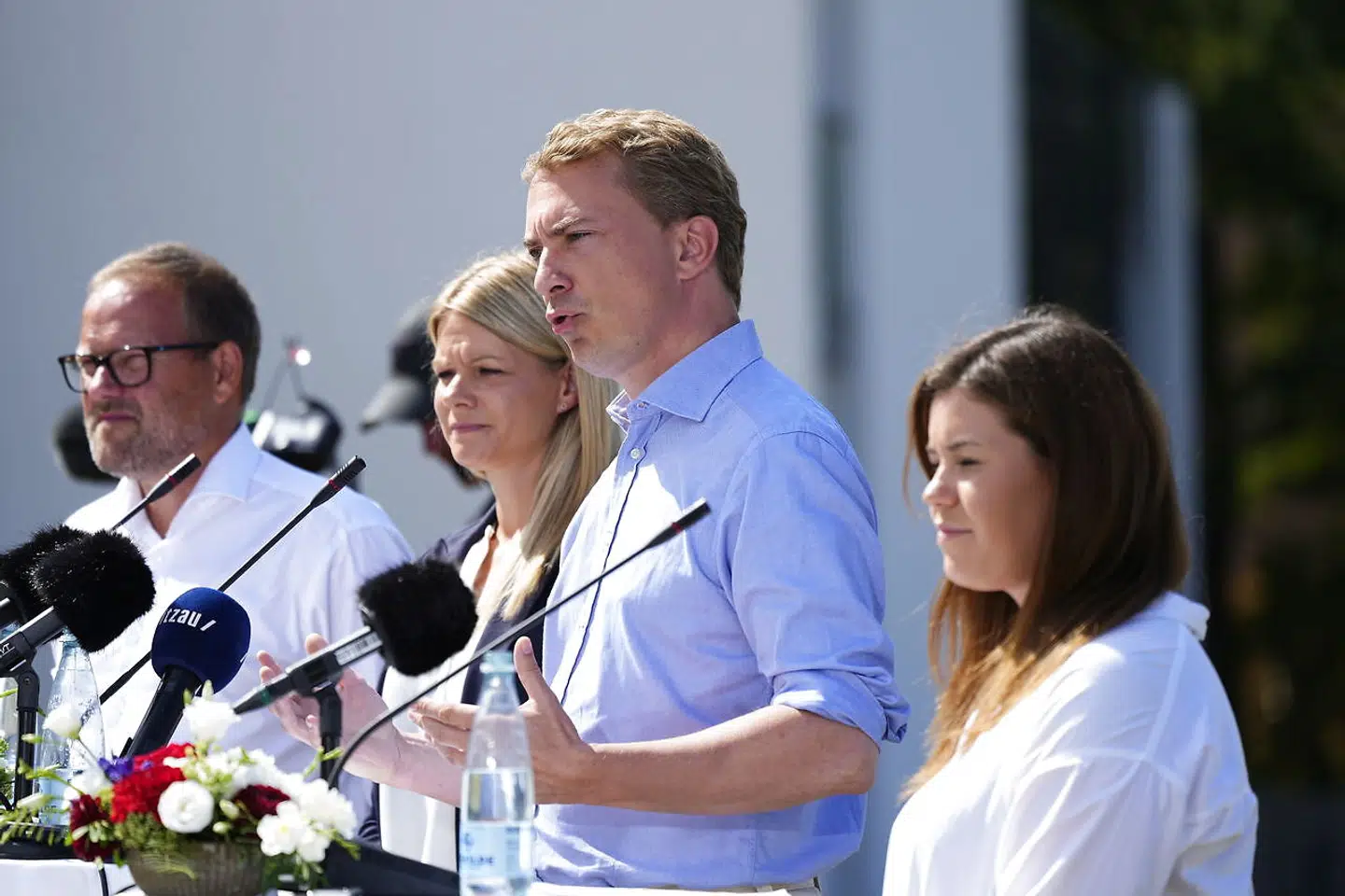 DF-formanden var flankeret af sin næstformand René Christensen og to folketingskandidater for partiet, politibetjenten Majbritt Birkholm (tv) og sygeplejersken Nana Harring (th). Partiet præsenterede en række politiske såkaldte fokusområder på sundheds- og retsområdet.