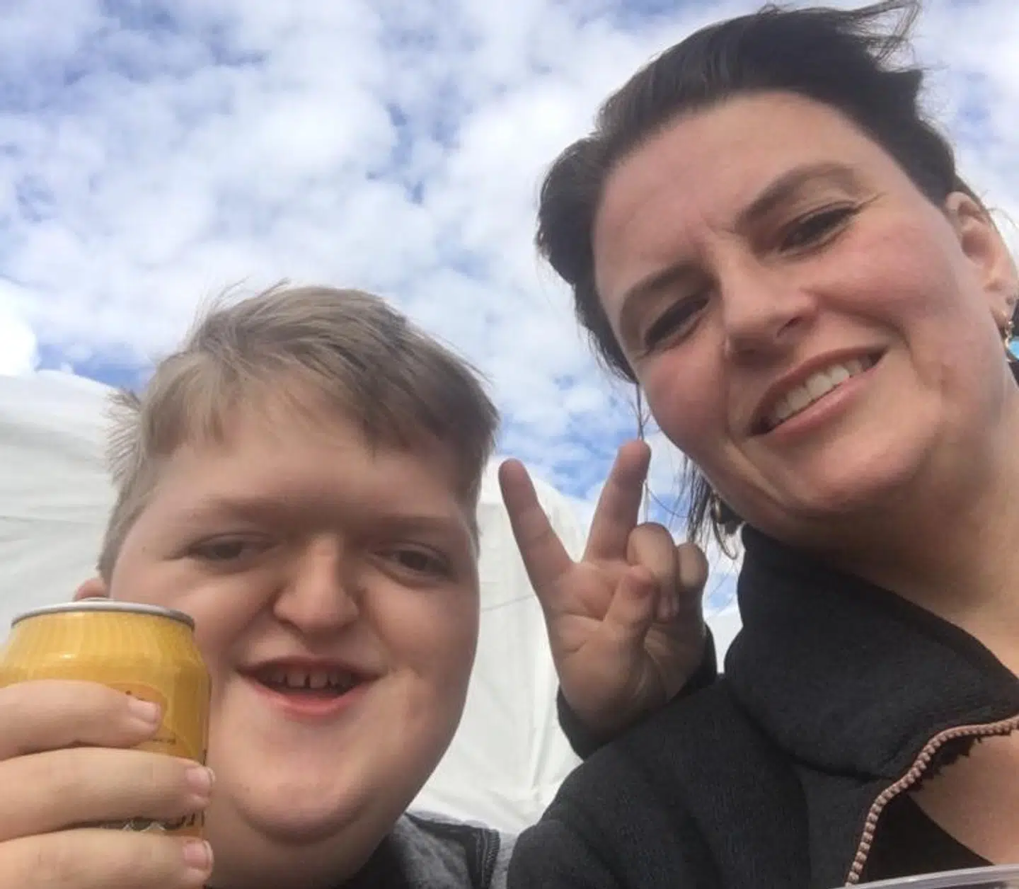 Silas ses her sammen med sin mor Malene. Silas er på trods af komplikationer grundet hans genmutation på mange måder som de fleste andre børn, hvilket er typisk for børn med Crouzons Syndrom.