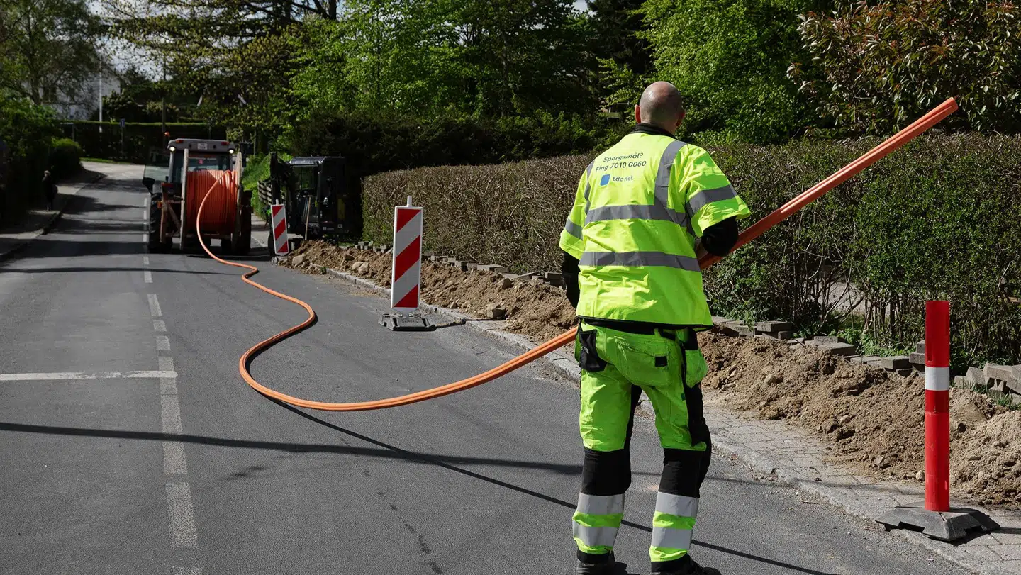 Det intense gravearbejde landet over, hvor blandt andet TDC Net lægger lynhurtige fiberkabler i jorden, er dyrt men fortsætter uændret. Det er dog med til at udløse en regning til kunderne, som fra januar vil få dyrere internetforbindelser.