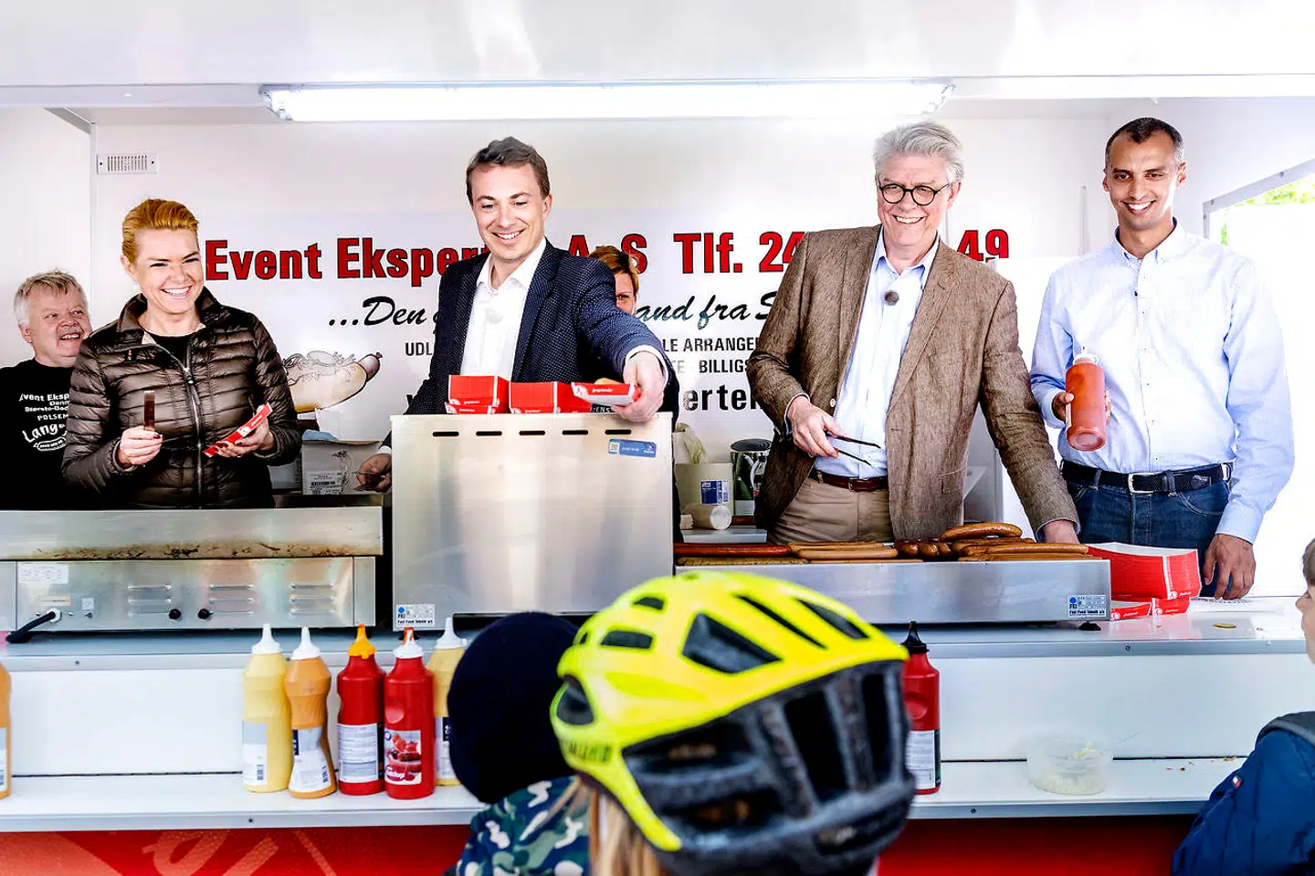 B.T. afholdt valgdebat på Brønshøj Torv torsdag 23. maj med Inger Støjberg (V), Morten Messerschmidt (DF), Karsten Hønge (SF) og Mattias Tesfaye (S). Her serverer politikerne gratis pølser til borgerne i Brønshøj.