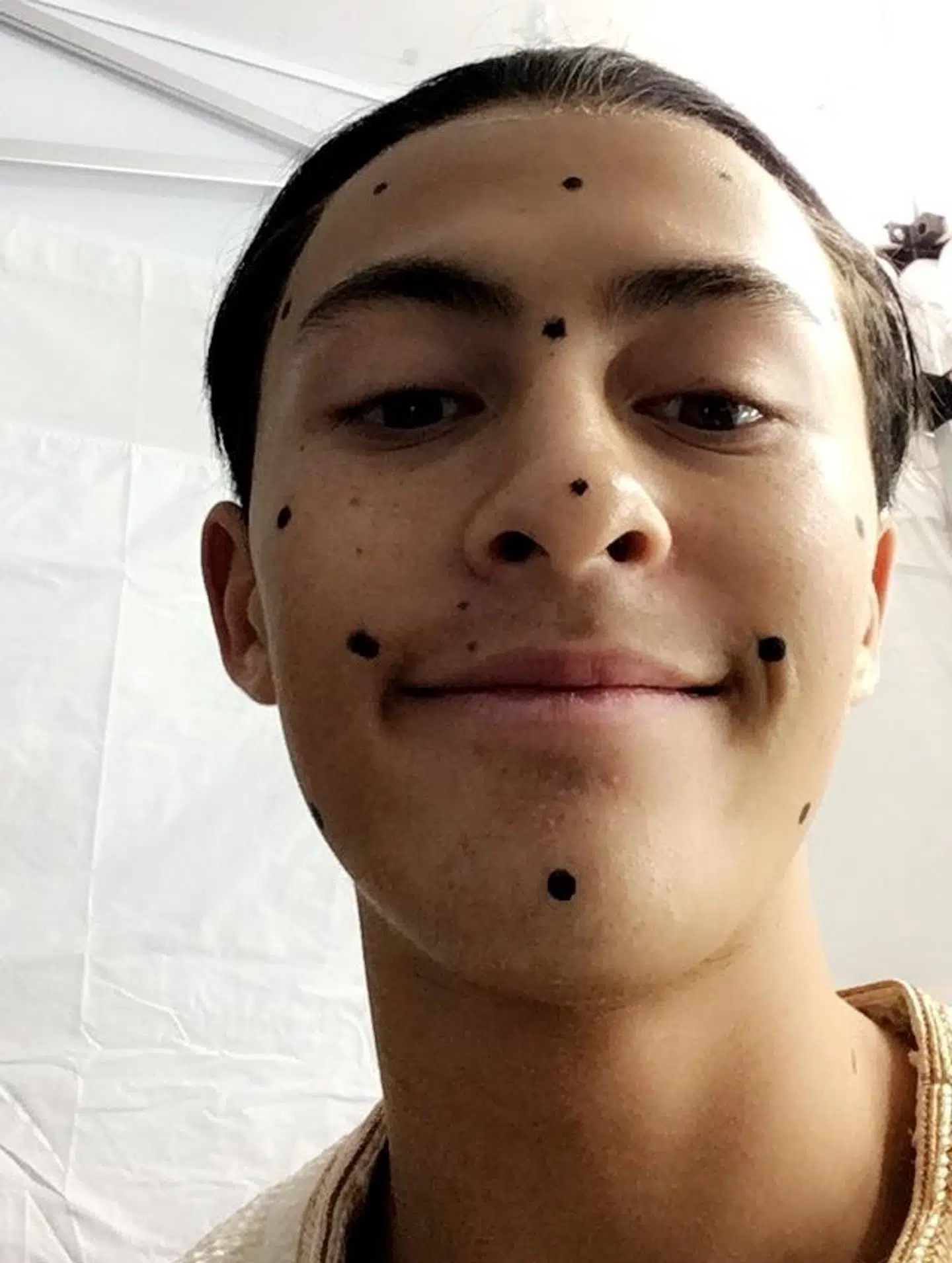 Nicky Andersen fik tegnet prikker i ansigtet, så en computer kunne sætte hovedrolleindehaveren Mena Massouds ansigt over på hans, når han dansede i rollen som Aladdin.