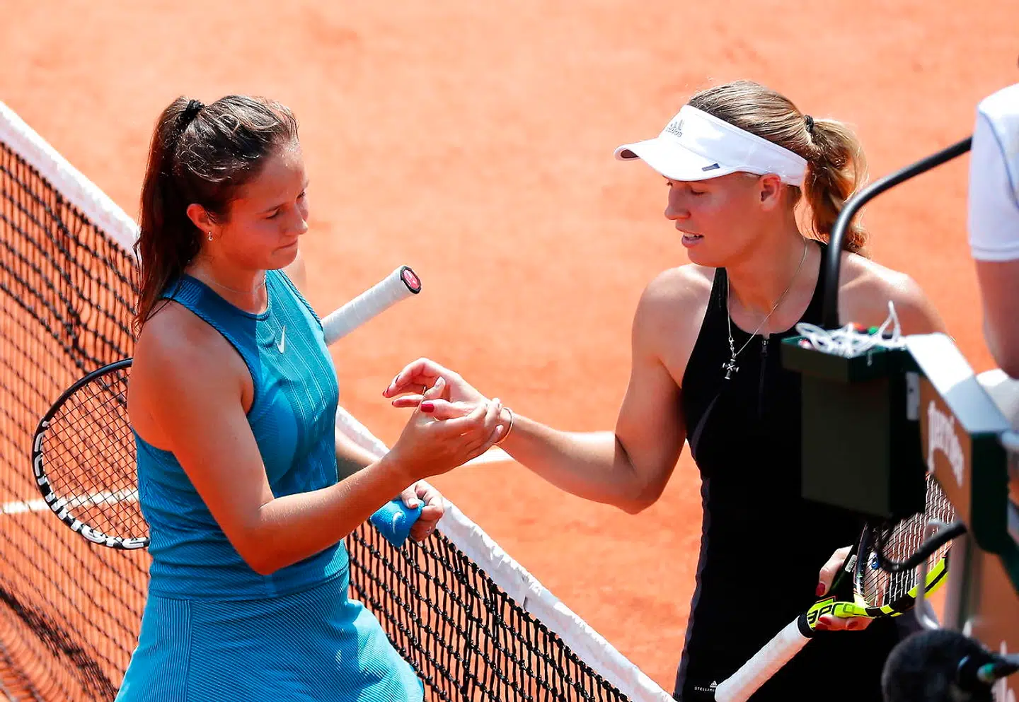 Caroline Wozniacki, til højre, tabte ved French Open i fjor til russeren Daria Kasatkina.