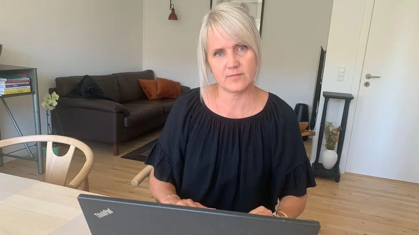 51-årige Karina Høeg-Olesen havde aldrig troet, at huslejen ville stige så meget, bare fordi hun i lejekontrakten kan se, at den månedlige pris følger nettoprisindekset i Danmark, også kendt som inflationen. Foto: Thomas Nørmark Krog