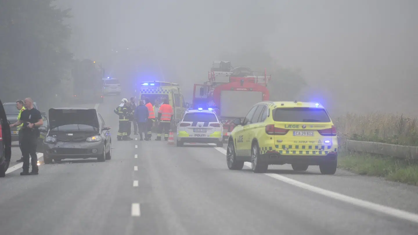 En alvorlig ulykke spærrer onsdag morgen Ballevej nord for Bredsten.