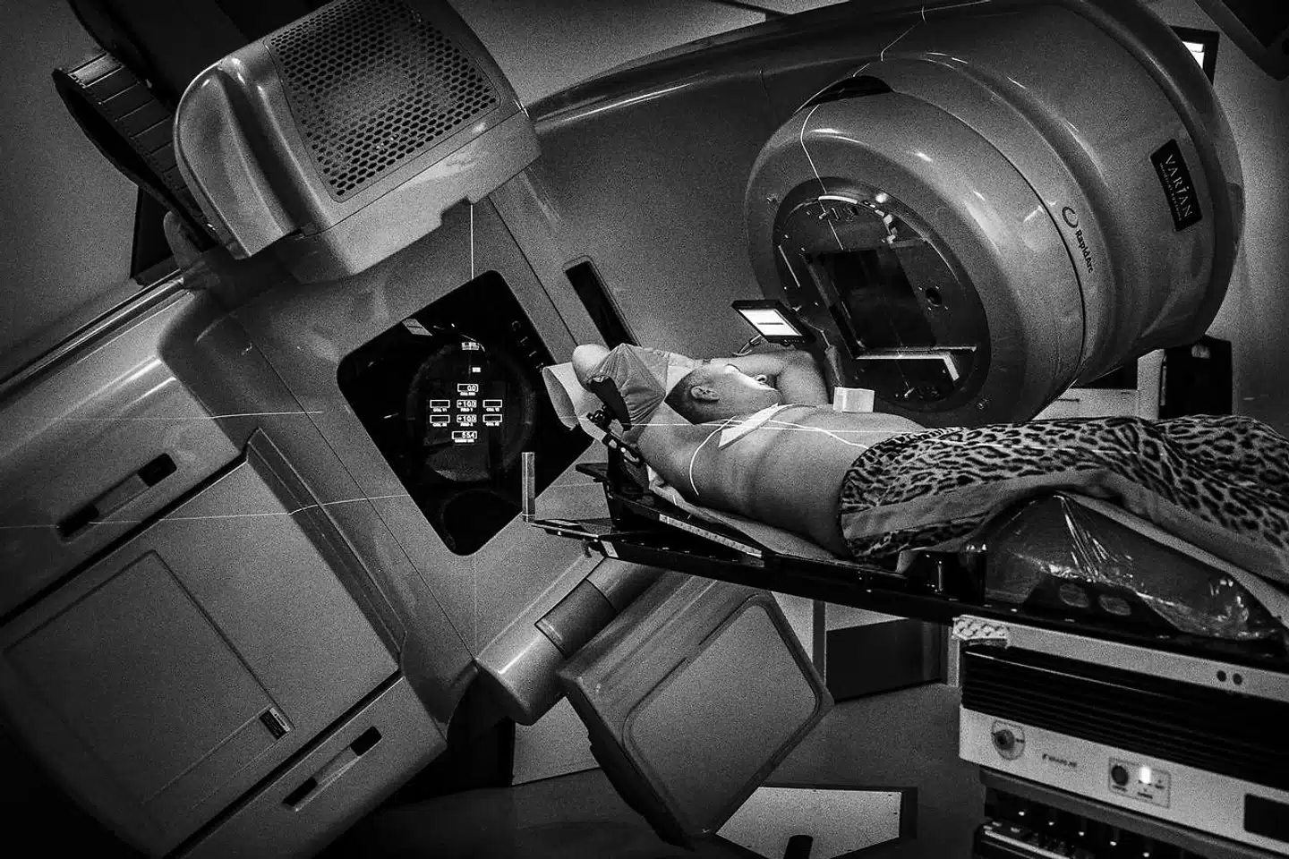 Cirka 4.700 kvinder får hvert år konstateret brystkræft, der er den hyppigste kræftform hos kvinder. Tallet er i stigning og forventes at nå over 5.000 i de kommende år, men det kniber kraftigt med at få kapaciteten til at undersøge og behandle kvinderne til at følge med. Omkring 1.000 kvinder dør hvert år af brystkræft.