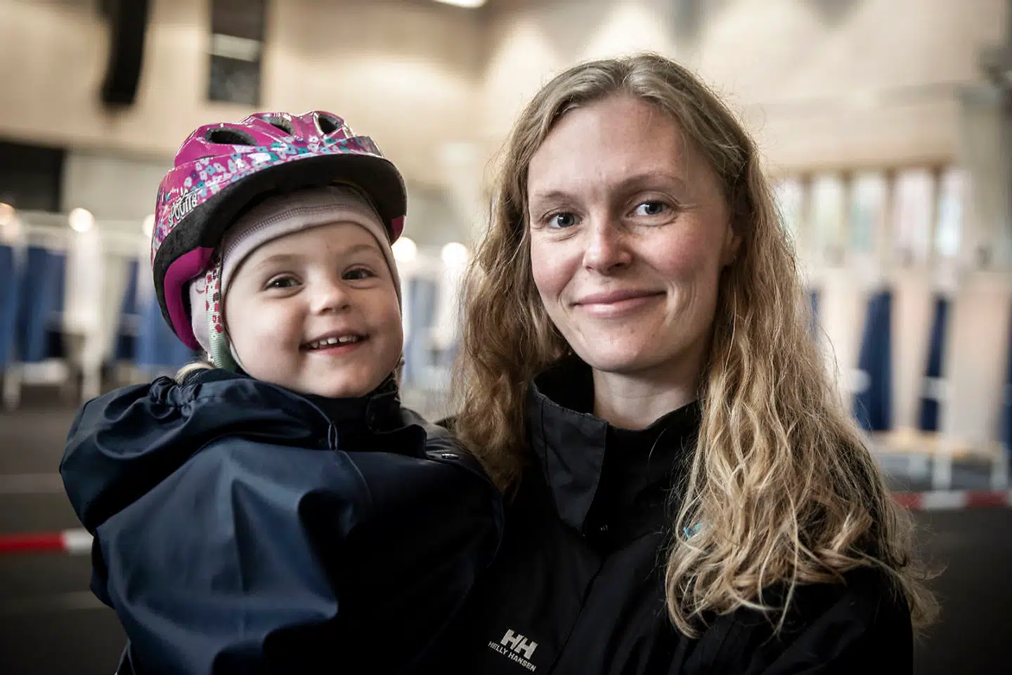 Marika Nielsen med datteren Alba har netop afgivet sin stemme til europaparlamentsvalget på Grøndalsvængets Skole i Københavns Nordvestkvarter.