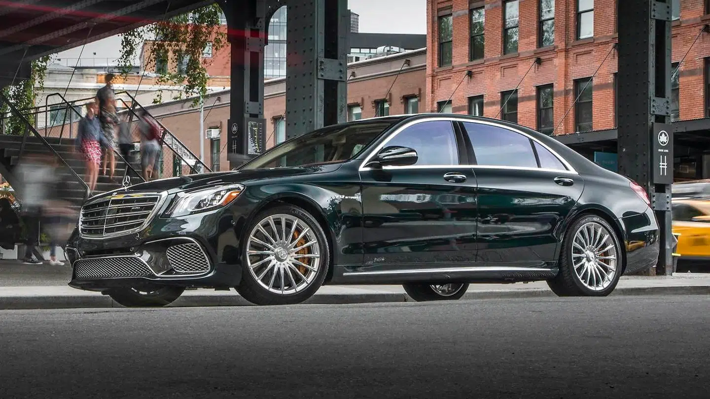 Lars Løkke Rasmussen er godt vant og samtidig en travl mand, hvor vækst og landbrugets tarv er vigtigere end selvopofrende klimahensyn. Så han får en 612 hk Mercedes-AMG S65 – den vel nok kraftigste og hurtigste vogn i ministerbilssegmentet.