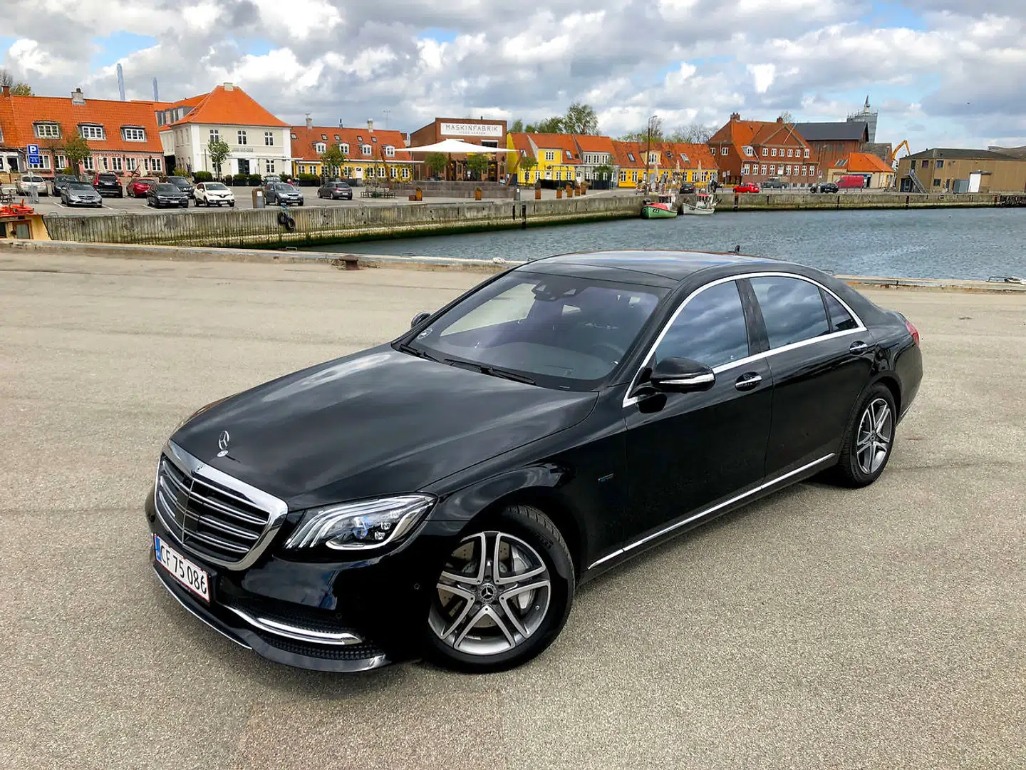 Mercedes-Benz S560e Hybrid er den perfekte statsministerbil. Den er stor og statslig nok til at imponere en borgerlig statsminister, og med sin plug-in-hybridteknologi og 40-50 km radius på ren eldrift er den grøn nok til en statsminister fra rød blok. Men giver vi partilederne frie rammer, findes der biler derude, der passer endnu bedre til de 13 enkelte partiledere, om de skulle indtage statsministeriet efter valget.