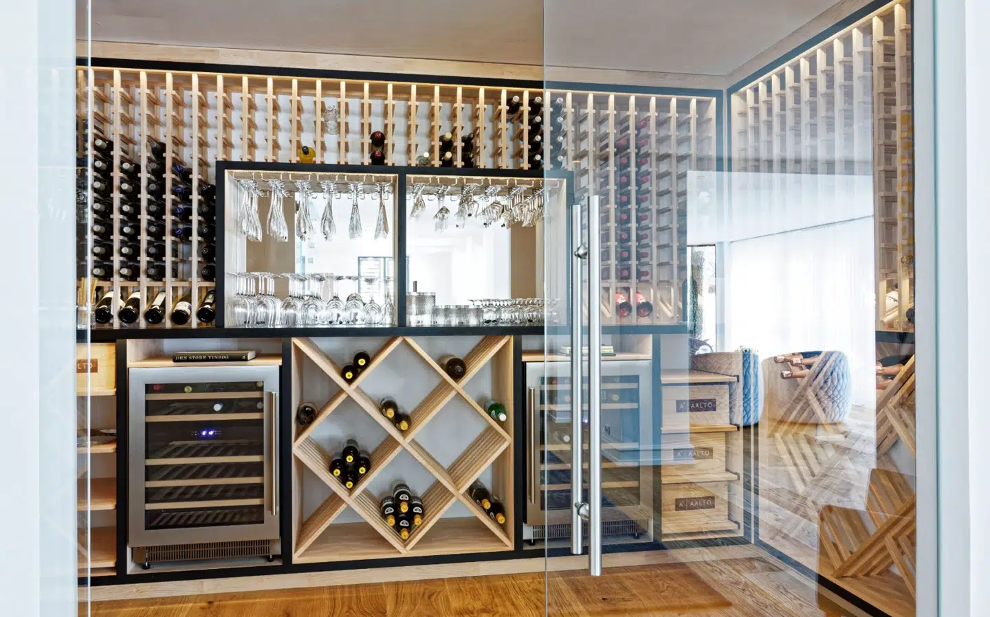 Rummet med vininteriør er indrettet af Vintage Keeping og findes ved spiseområdet, hvor der tidligere var badeværelse.