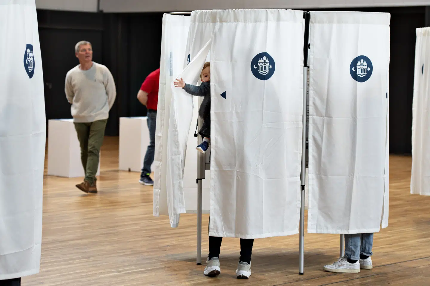 EP-valget har tilsyneladende trukket mange vælgere ind i stemmeboksene som her i Aalborg. Henning Bagger/Ritzau Scanpix