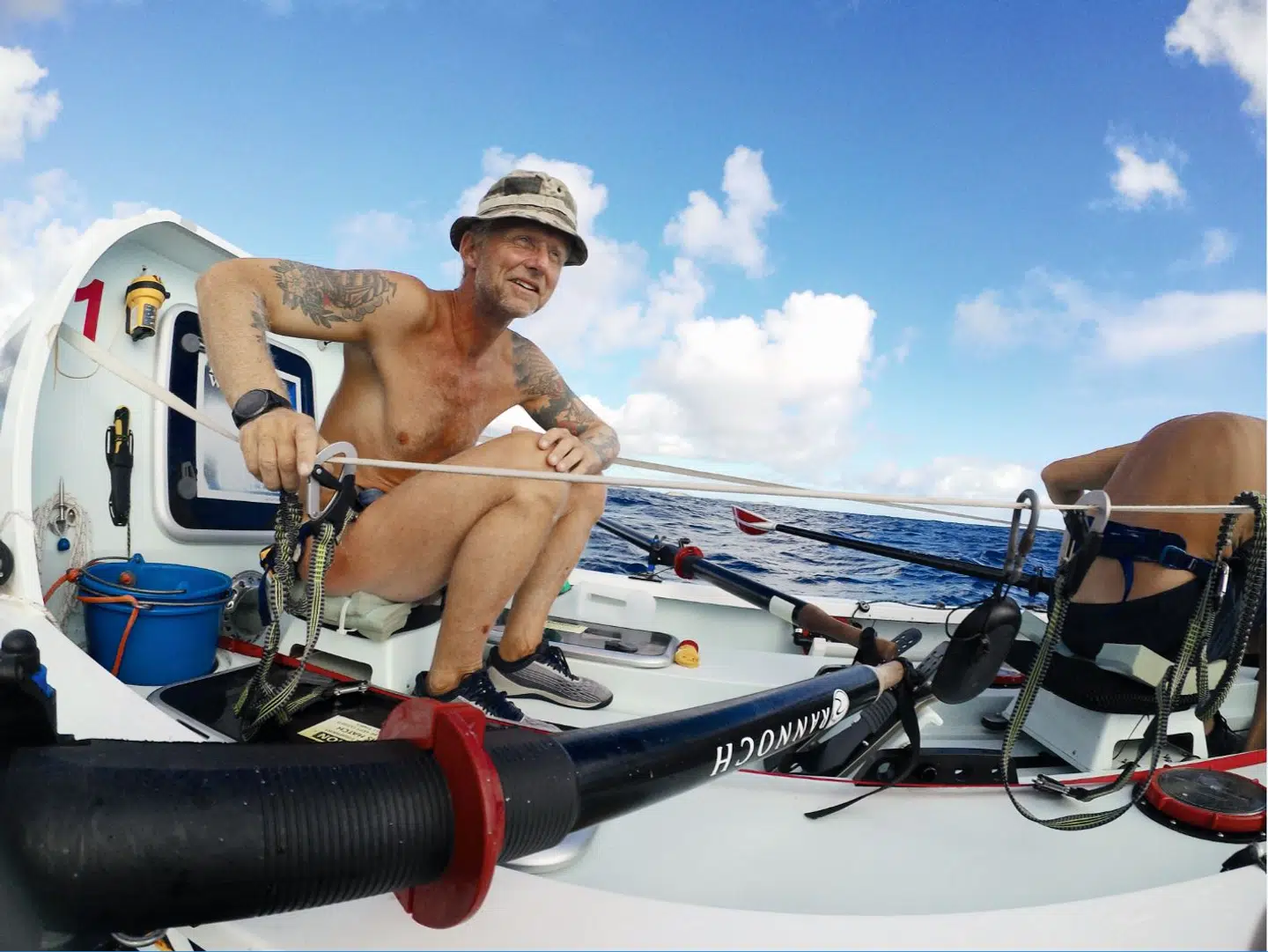 I perioder sled roningen så meget på Mads balder, at han var nødt til at sidde nøgen på en skumgummimadras.