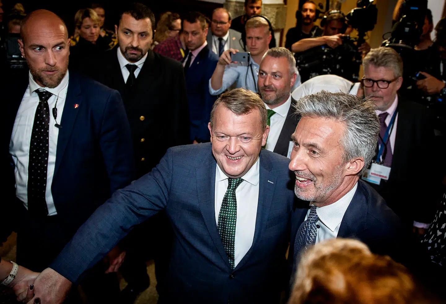 Lars Løkke Rasmussen og spidskandidat Morten Løkkegaard på til valgfesten hos Venstre i Landstingssalen på Christiansborg i København under Europa-Parlamentsvalget 2019, søndag den 26. maj 2019.. (Foto: Liselotte Sabroe/Ritzau Scanpix)