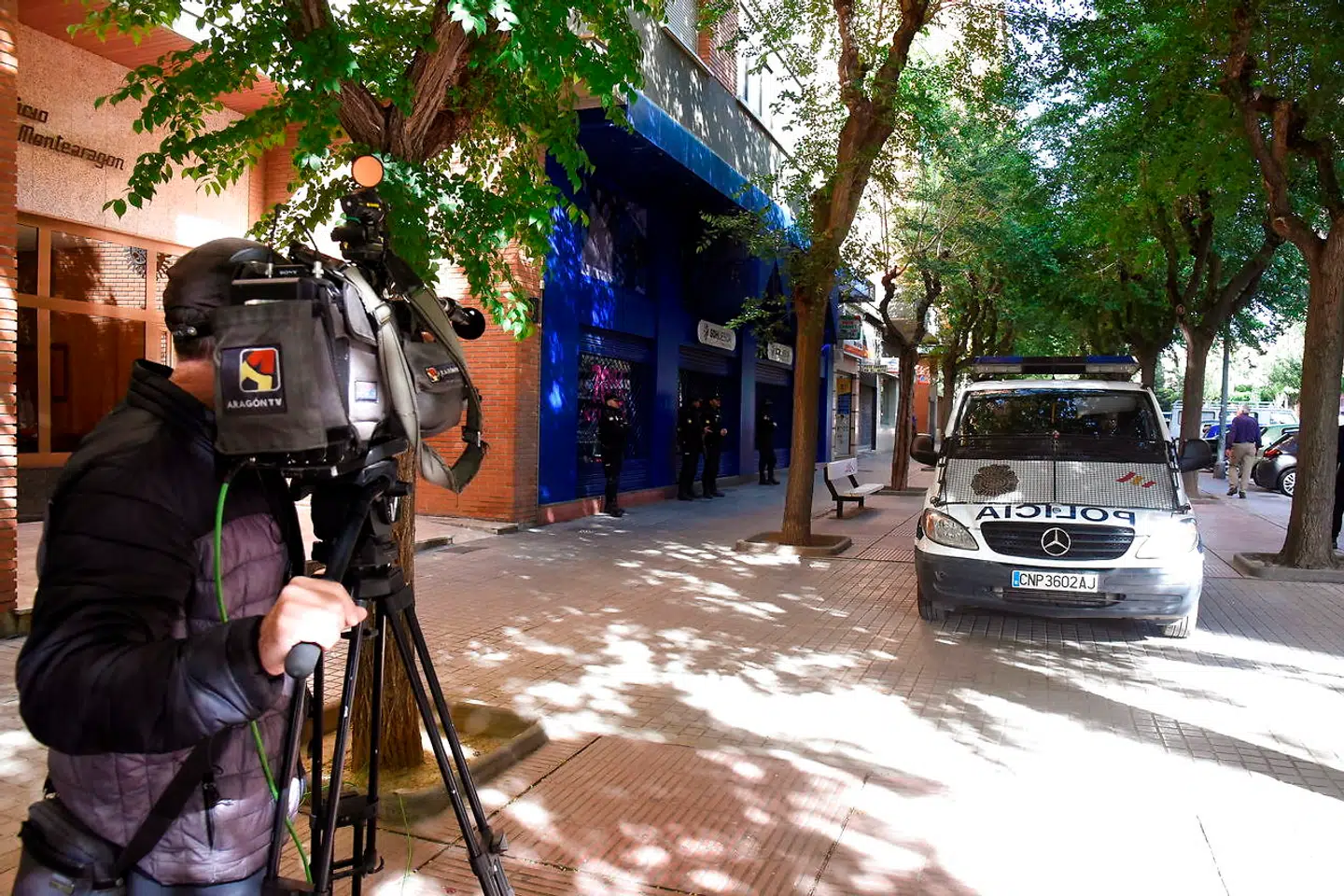 Spansk politi har gennemført flere aktioner tirsdag. Her uden for fodboldklubben SD Huesca hovedkvarter.