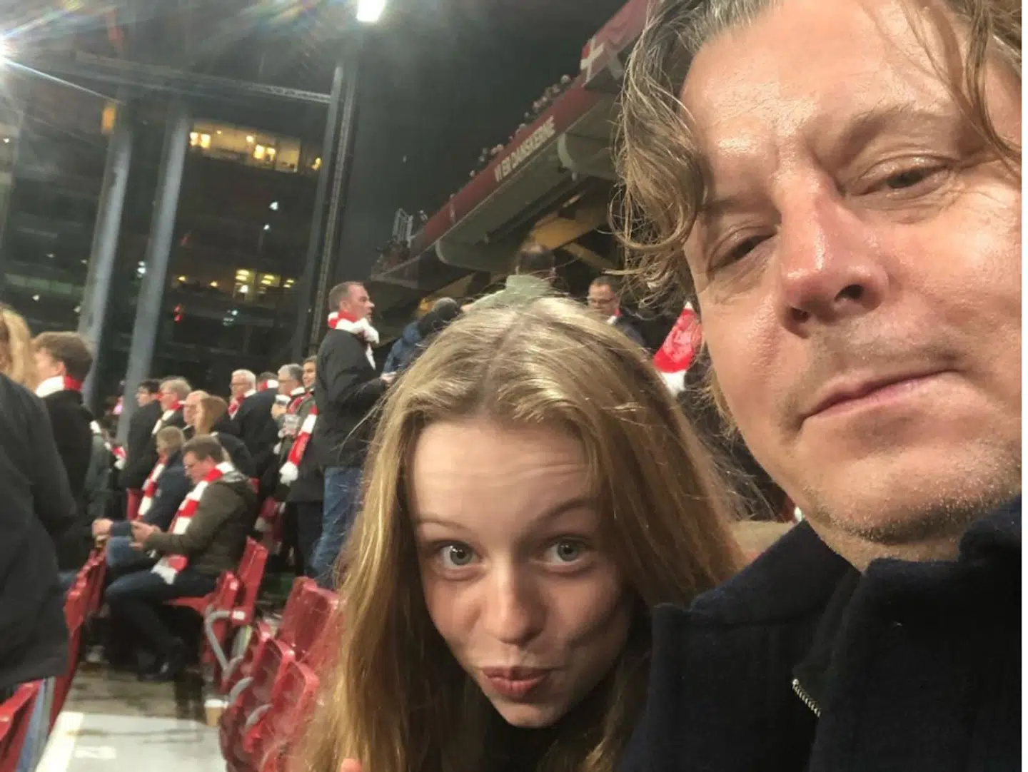 For at udfylde rollen som sangeren Bamse, tog skuespilleren Anders W. Berthelsen 12-15 kilo på på. Først da hans bror reagerede på dette billede, så han selv rigtigt forandringen. Privatfoto fra instagram