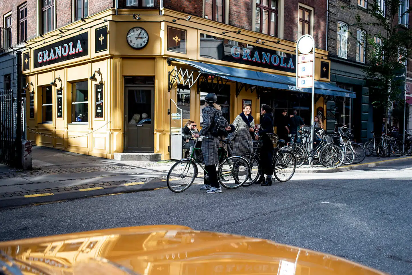»På en eller anden måde har vejen undveget turismen, hvilket har været med til at gøre dens tiltrækningskraft endnu stærkere,« lyder det i beskrivelsen af Værnedamsvej. På billedet ses den populære café Granola som har adresse på gaden.