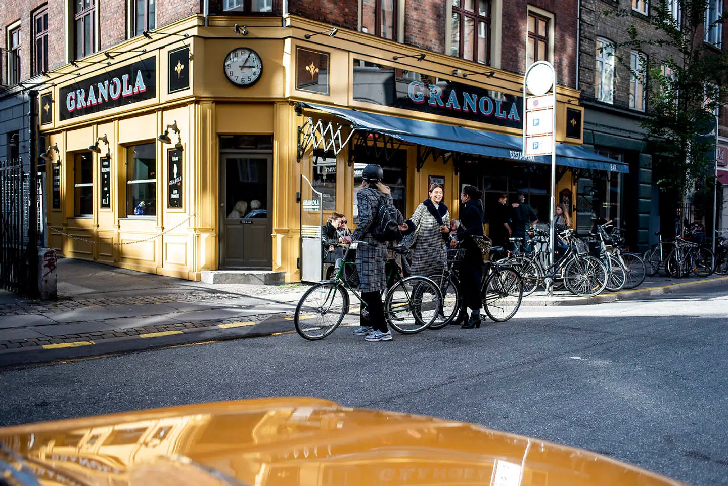 »På en eller anden måde har vejen undveget turismen, hvilket har været med til at gøre dens tiltrækningskraft endnu stærkere,« lyder det i beskrivelsen af Værnedamsvej. På billedet ses den populære café Granola som har adresse på gaden.