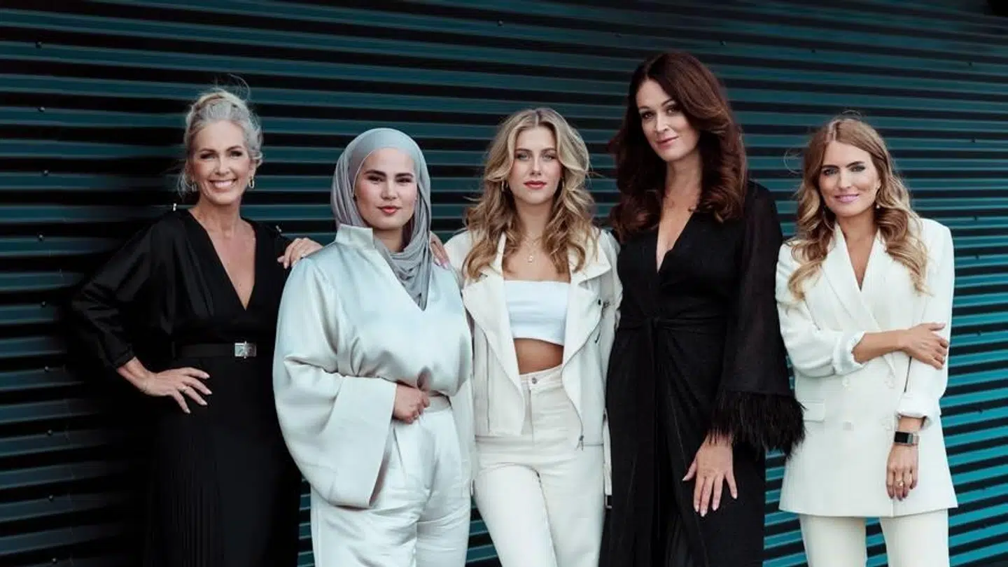 Ud over Leah Isadora Behn i midten deltager også Isabelle Ringnes, Anita Krohn Traaseth, Ingeborg Heldal og Iman Meskini i Viaplay-realityserien 'Power Women Norge'.