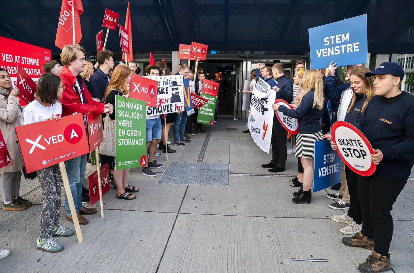 Statsminister Lars Løkke Rasmussen (V) og Mette Frederiksen (S) mødtes søndag aften til en sidste statsministerduel, inden der skal sættes kryds på onsdag.