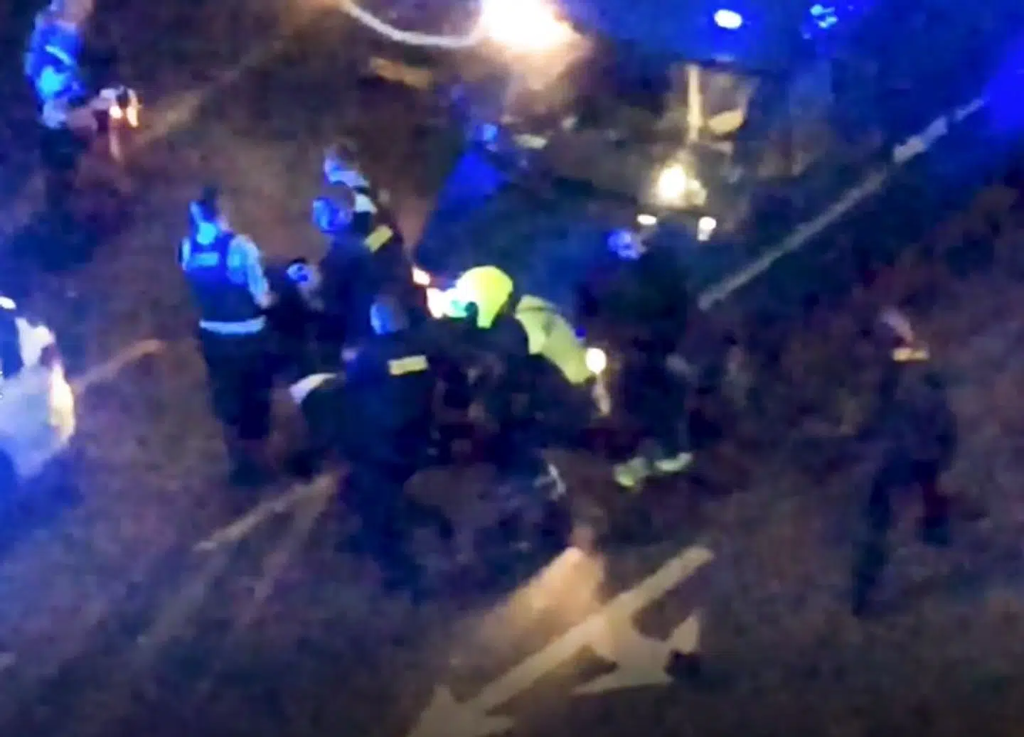 Mads Gedved hang ifølge vidner slap i betjentenes arme. De involverede betjente har senere selv forklaret, at deres opfattelse var, at den anholdte gjorde sig tung med vilje for at yde passiv modstand.