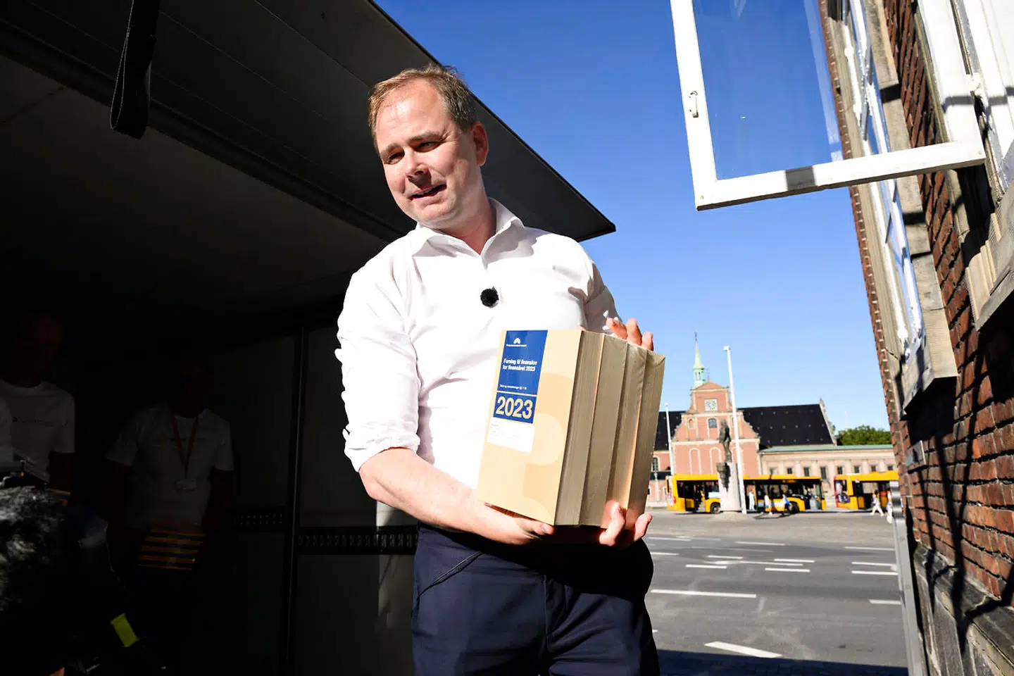 Finansminister Nicolai Wammen modtog tirsdag den trykte udgave af regeringens forslag til Finansloven for 2023, og i vanlig stil hjalp han med at bære de mange bøger ind i ministeriet.