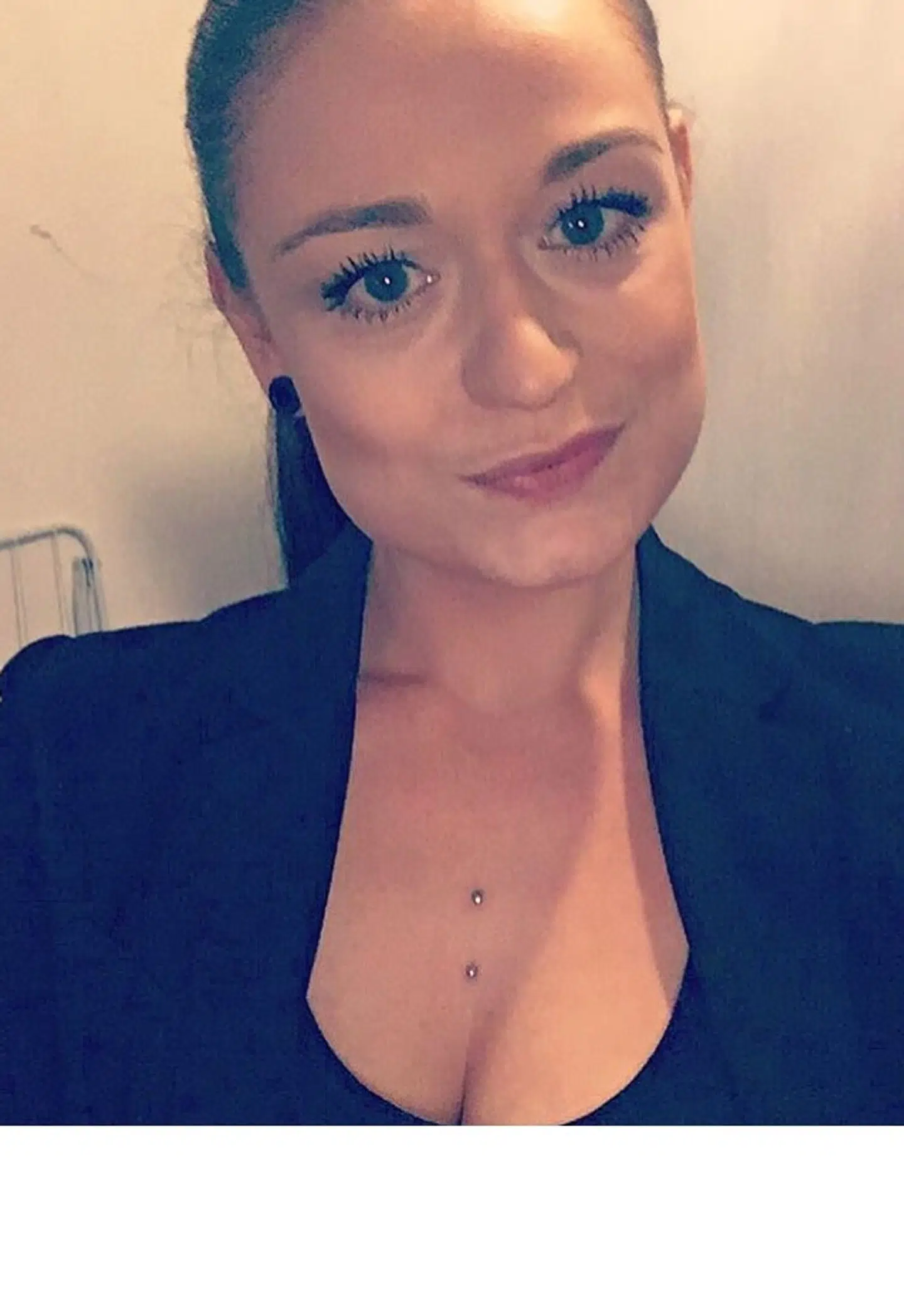 Louise Borglit blev dræbt med talrige knivstik i november 2016. Mindre end et år efter indledte den nu 29-årige mand, der er anholdt og sigtet for drabet, et voldeligt forhold til en noget ældre kvinde, der ifølge sin egen forklaring blev slået næsten dagligt, inden kæresten forsøgte at dræbe hende.