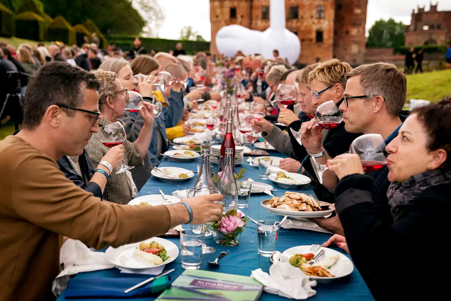 Skål! En del af programmet på Heartland Festival 2019 består af madoplevelser. Man kan komme til store fællesmiddage og høre foredrag med forskellige producenter af mad.