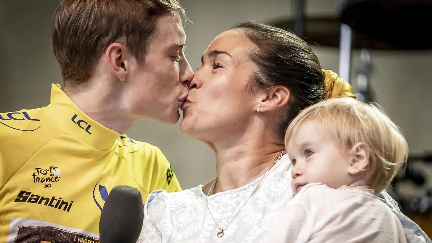 Jonas Vingegaard sammen med sin lille familie under fejringen i København af Tour de France-sejren.
