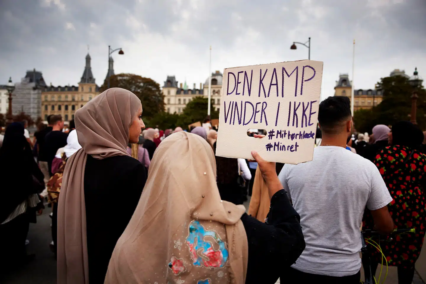 »Det er en universal sandhed, uafhængigt af nationalitet, kultur og religion, at forældre er skabt til at beskytte deres børn. Dette gælder også for muslimske familier,« skriver Aya Baram.