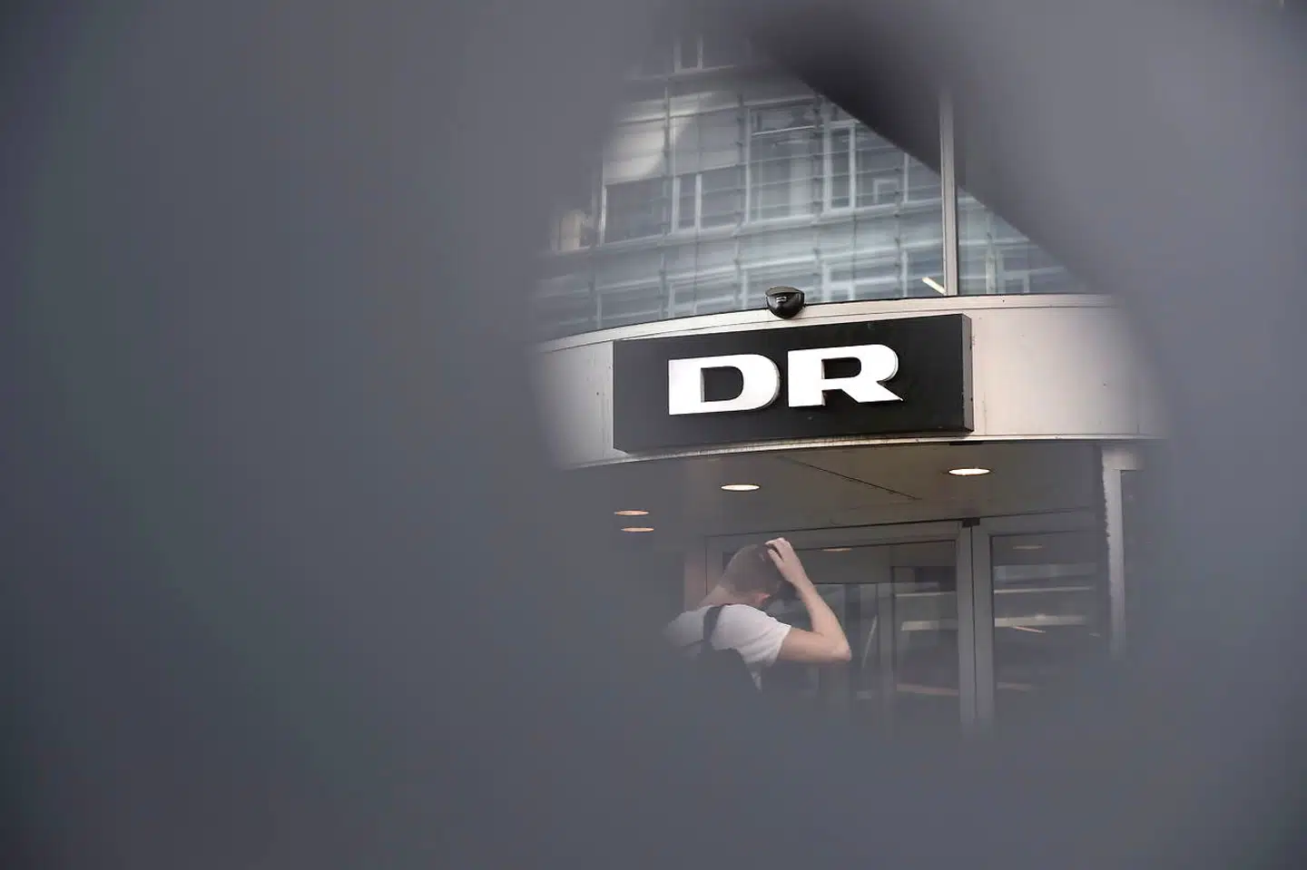 »Der er slået alvorlige skår i tilliden til ledelsen og dens mulighed for at sikre fremtiden for hele organisationen,« skriver medarbejderne ifølge Politiken.