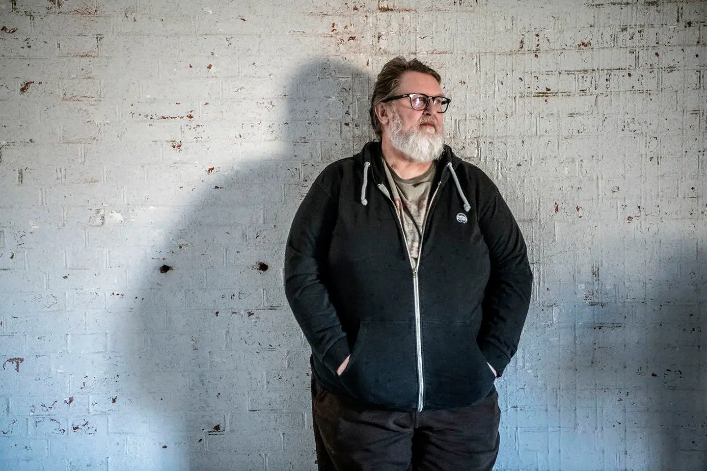 Alex Nyborg Madsen er en af landets mest kendte radioværter. Men trods et meget langt parløbmed DR, blev den 62-årige vært fyret fra DR tirsdag.