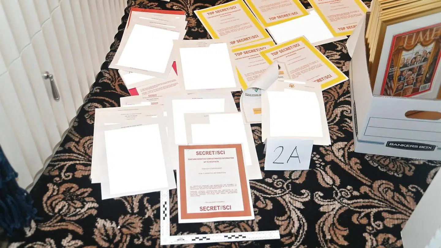 Foto stillet til rådighed af det amerikanske justitsministerium, der angiveligt viser eksempler på nogle af de dokumenter, som FBI fandt tilbage under ransagningen Trumps hjem i Palm Beach, Florida, USA.