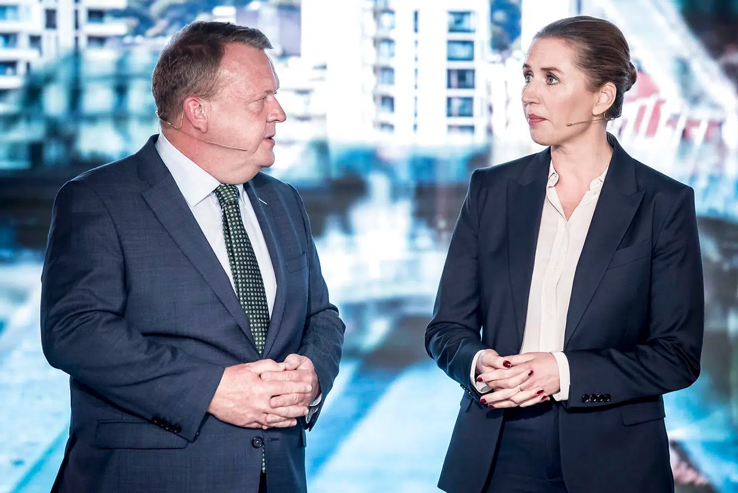 (ARKIV) Mette Frederiksen (S) og statsminister Lars Løkke Rasmussen (V) er i duel under Valgfolkemøde hos TV2 på Kvægtorvet i Odense, søndag den 19. maj 2019. Venstre og Socialdemokratiet har forskellige bud på, hvordan udfordringer inden for klima, udlændinge og pension skal håndteres. Her kan du få et overblik. Det skriver Ritzau, tirsdag den 4. juni 2019.. (Foto: Mads Claus Rasmussen/Ritzau Scanpix)